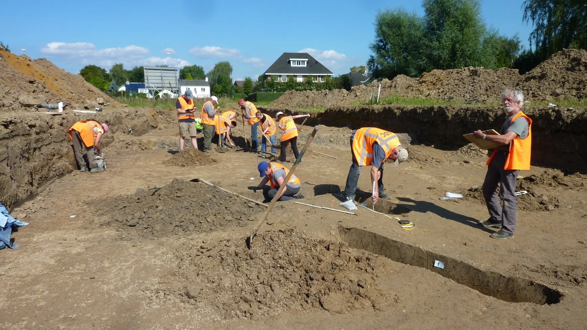 Onderzoek grafveld met veel vrijwilligers 2014