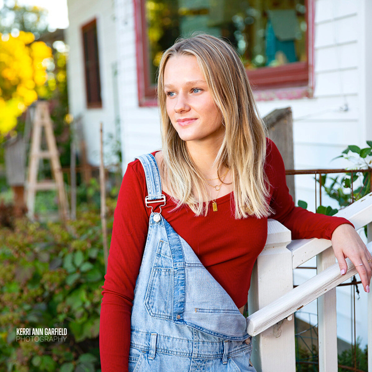 Happy to share one of Rylee's looks from her Senior Photo Session last fall. I love the pop of red against her jean overalls - such a fun look! Thanks, Rylee - you were awesome to photograph!

 @keriwinscott  Keri Pedersen Winscott  @ryleewinscott 

