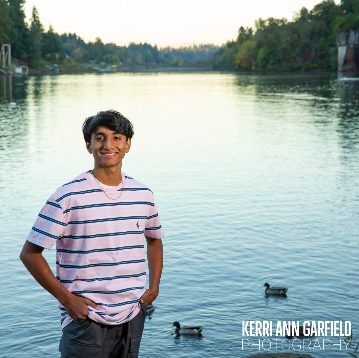 I love photographing by the river at the end of the day - it adds such a nice element to photos!  We finished up Akshay's senior photo shoot by the Willamette and were rewarded with some beautiful lighting. Enjoy! 📸
@akshay.moorthy 

#kerrianngarfie