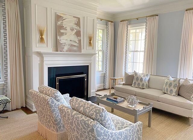Double tap if you love a soothing palette...we love this living room space designed by Francesca at Trovare Home. #soothing #livingroom #designinspo #instadesign #blueandwhite #tradbutnot #interiordecorating #designtrend #greenwichdesign #coscob #per
