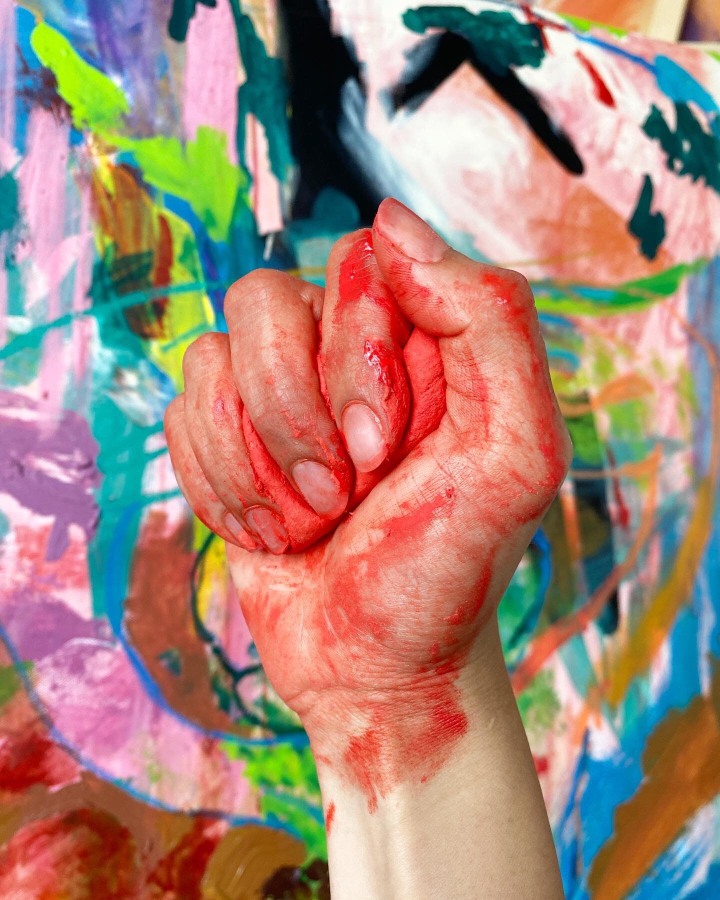 Bloody hand action 🤚🏼🩸with my newest painting in the background🎢🌟

ねるねるね〜る、じゃねーわ。
粘土だよ！❣️
____________________________
#ねるねるねるね #ではありません  #mindfulness #emergingartist #yayoikusama #queerart #callforartists #selfgrowth #callforart #basquiat #heal