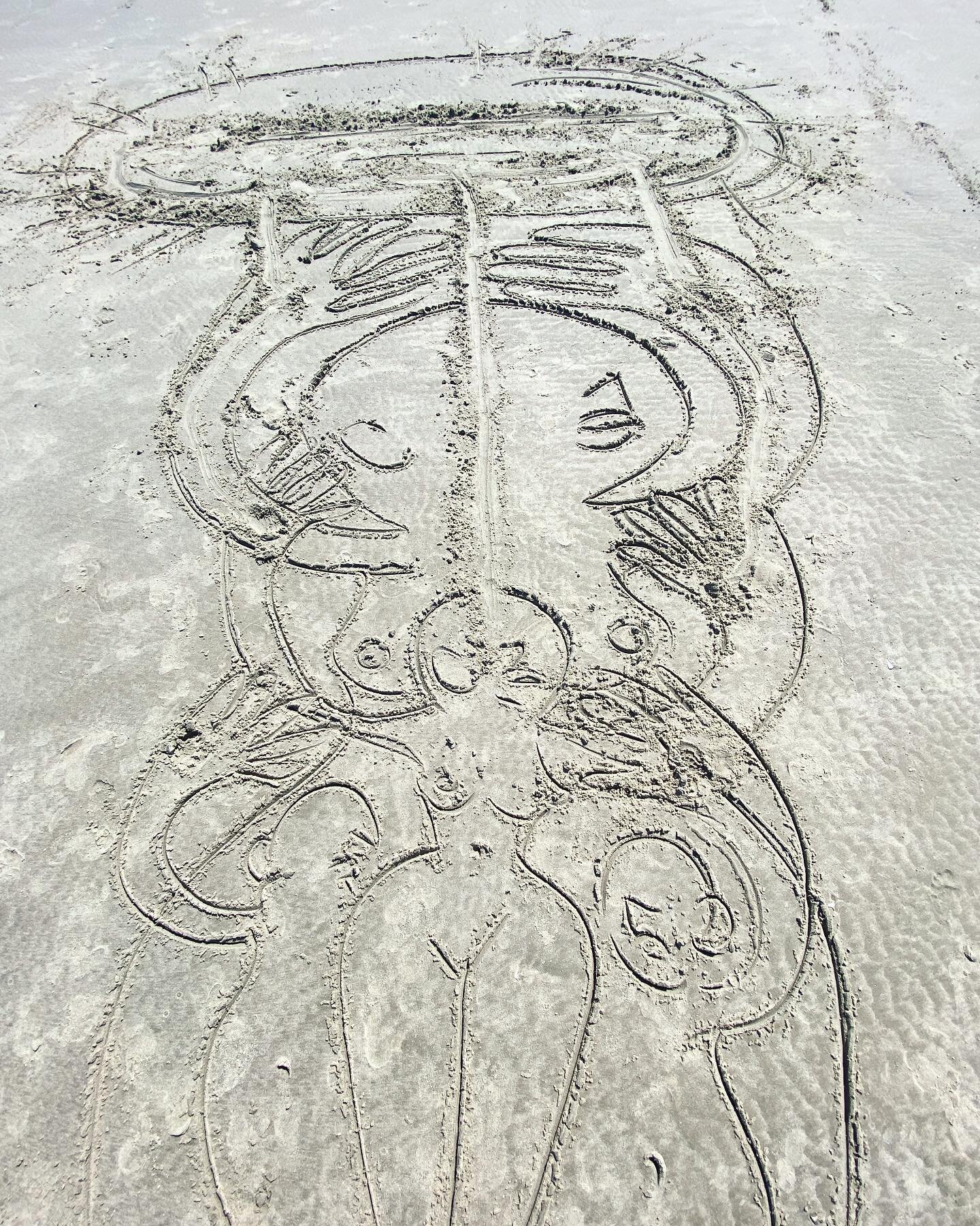 Beach drawing 🐚🌊 from yesterday&rsquo;s video 👩&zwj;👩&zwj;👧&zwj;👦👩&zwj;👧&zwj;👦
Can you see what&rsquo;s going on?

昨日のビデオで砂に描いていた絵🌞
_____________________________
 #mindfulness #emergingartist #yayoikusama #queerart #callforartists #selfgrow