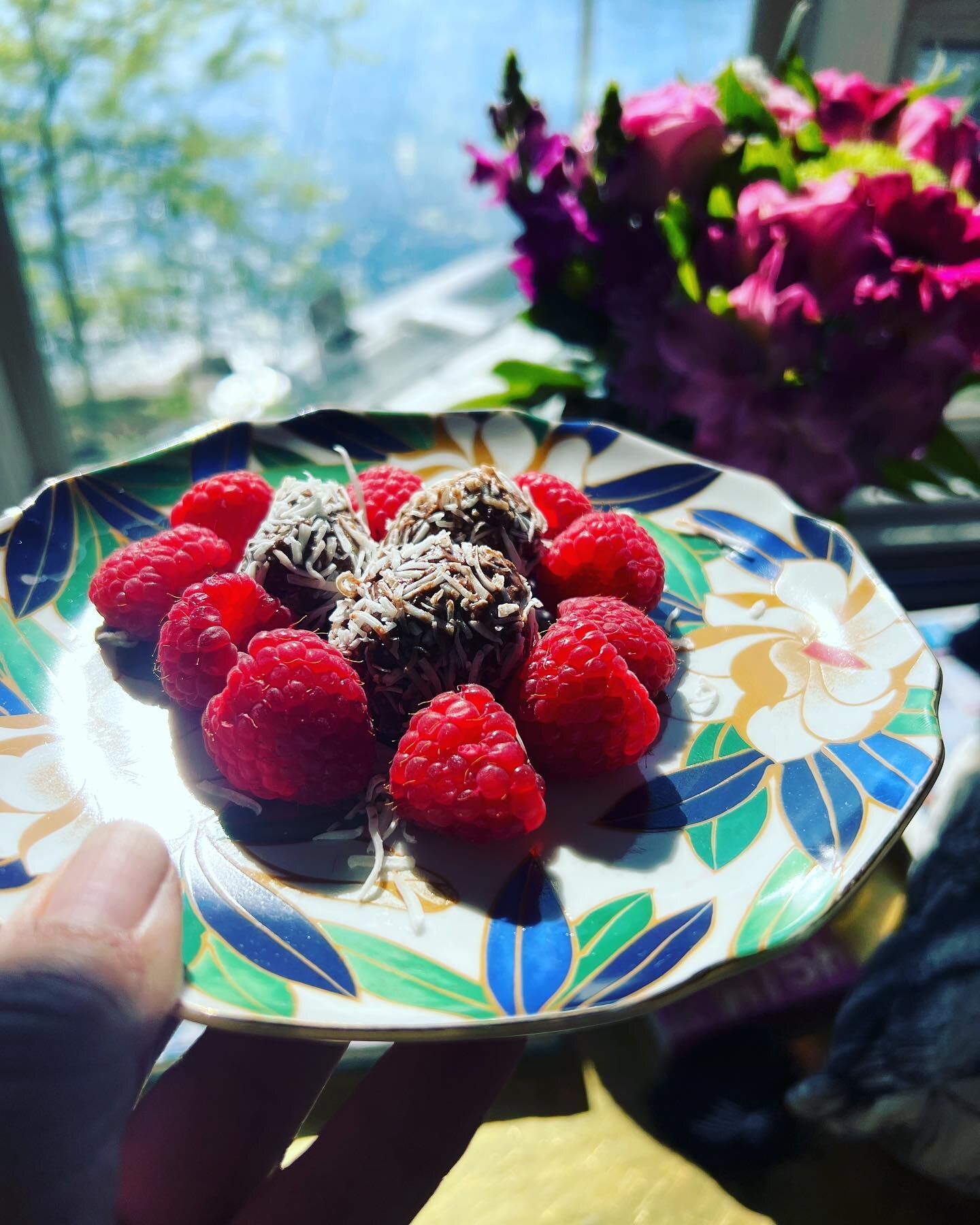 Low carb doesn&rsquo;t mean you can&rsquo;t enjoy the most beautiful, tasty 😋 delicious delicacies like these chocolate bliss balls with fresh raspberries. I had such an addiction to sugar so these just hit the spot.