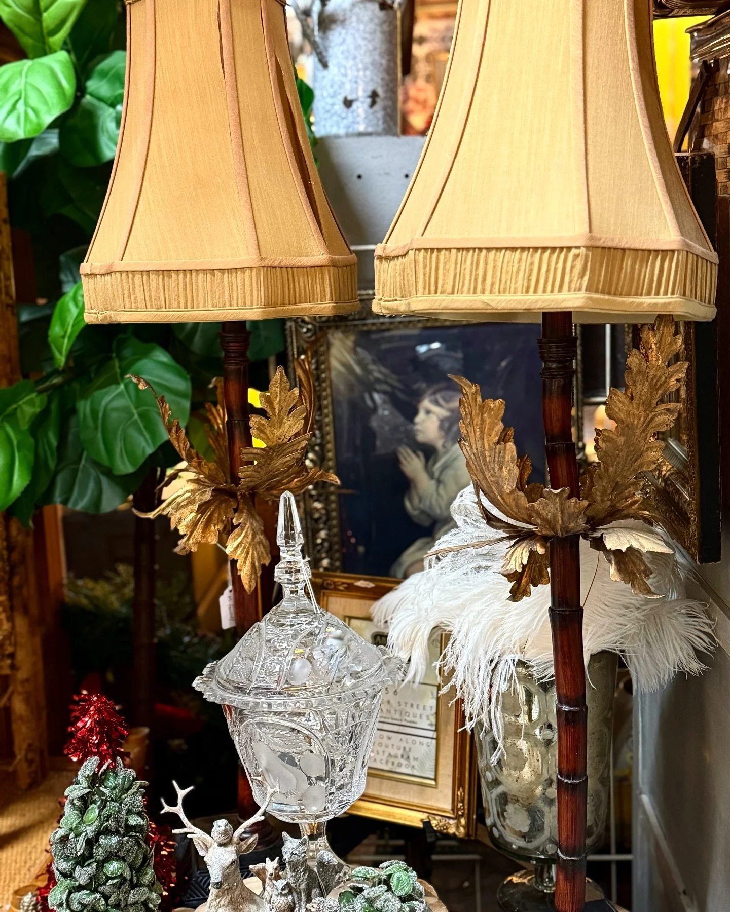 Made a quick visit to my antique booth, #56 at Lander Street Vintage, to deliver some holiday cheer and course vintage goods!! 
&mdash;&mdash;&mdash;&mdash;&mdash;

#preloved #reseller #thriftproud #resellercommunity #secondhand #thrift #thrifted #th