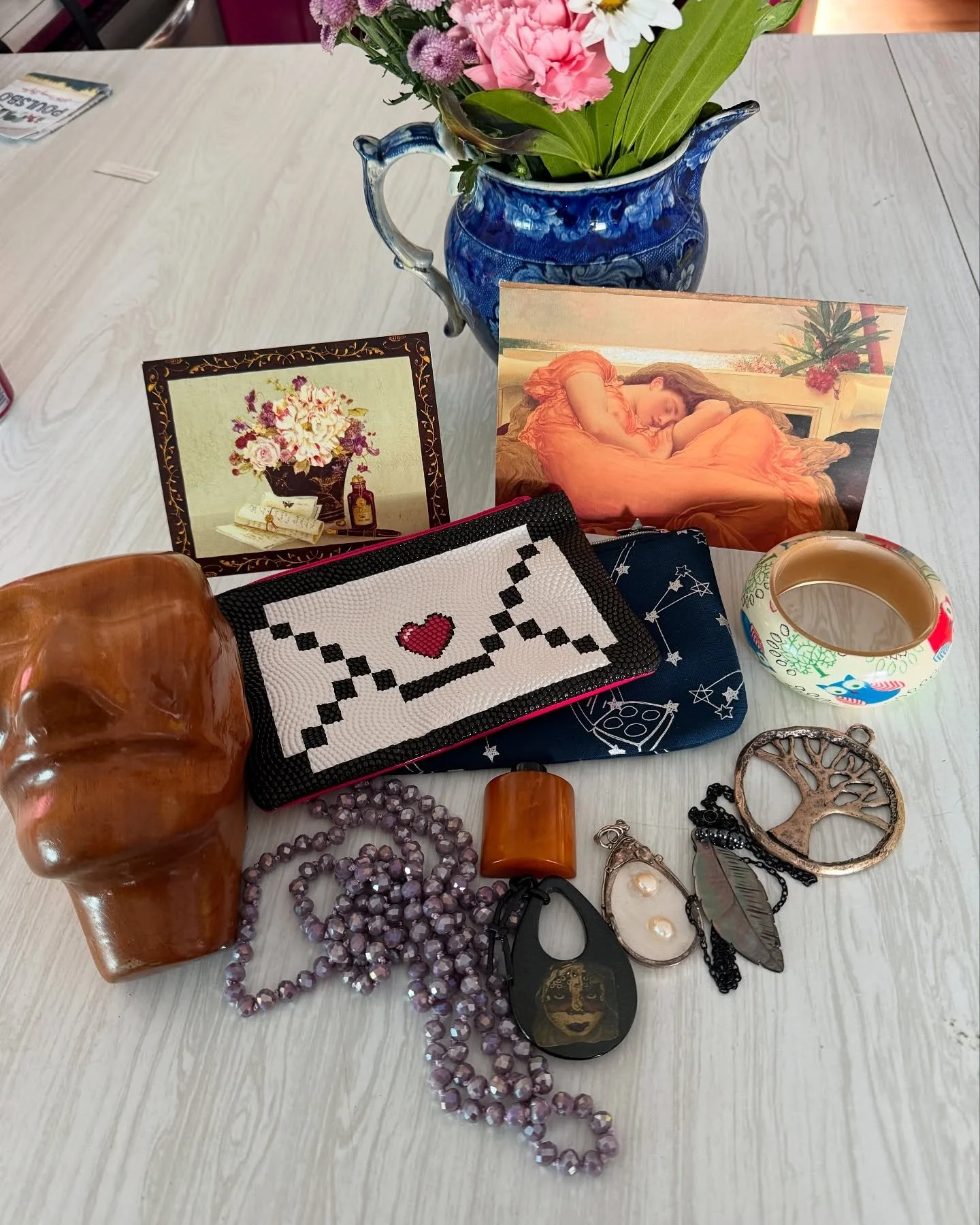 A wonderful viewer and IA friend sent me the sweetest care package 📦 full of vintage goodies. How much fun 🤩 is it to unbox such a wonderful surprise! It&rsquo;s hard to name a favorite 😍 but I&rsquo;m leaning towards the mini Bakelite Vanity jar.