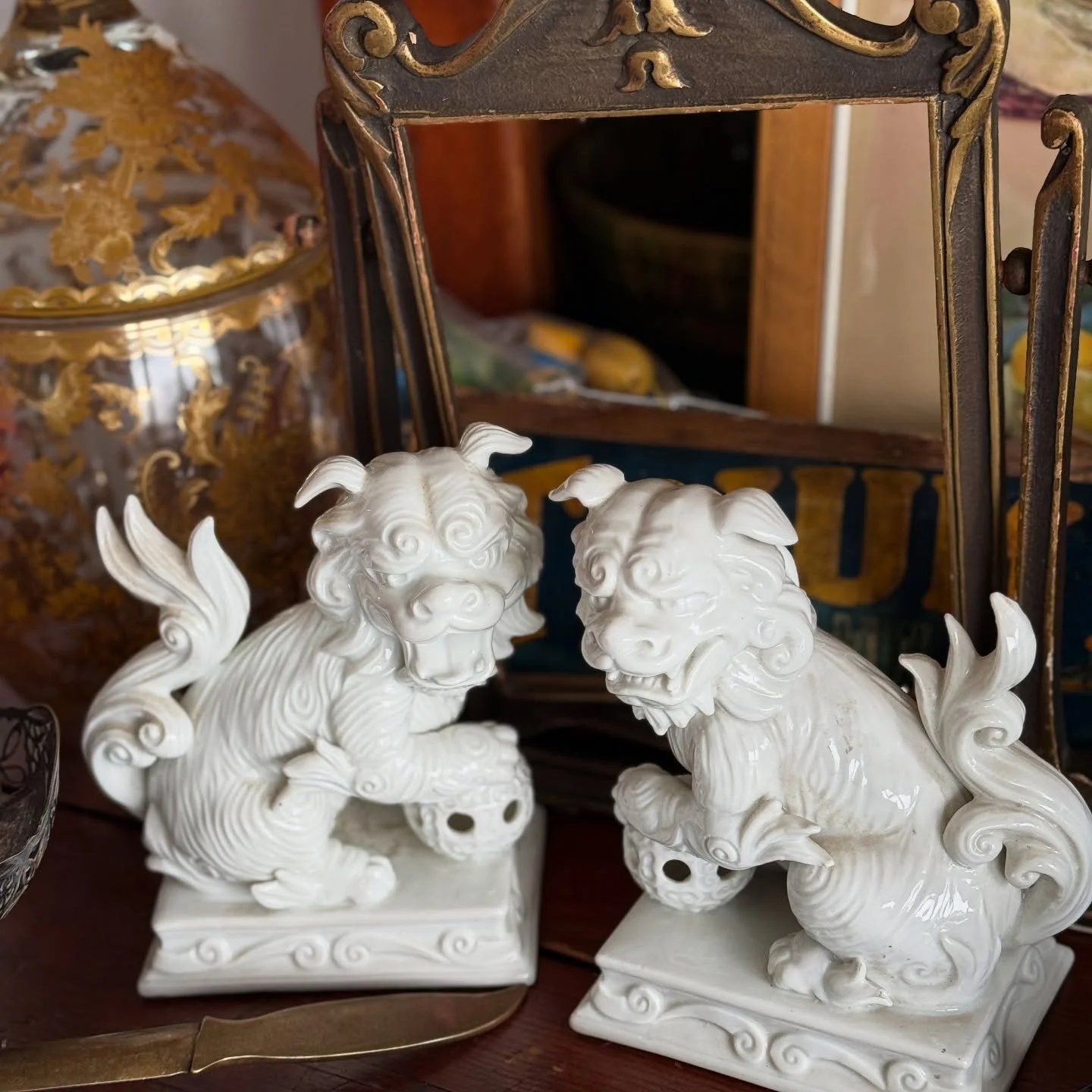 My bucket list items always include Foo dogs. Found these stunning white ones from a favored vendor at the NW&rsquo;s Largest Garage sale in Ridgefield this last weekend along with a car 🚙 full of other amazing finds. YouTube haul video coming soon!