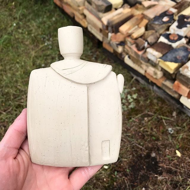 Worked through a few little pillow flasks today 🍻#ceramics #pottery #clay #ceramica #keramik #wip #flask #craft #madeinmontana