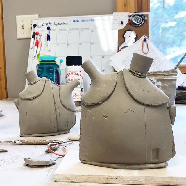 Stretching my brain with more handbuilding 🧠 #ceramics #pottery #clay #keramik #ceramica #craft #wip #studio #ewer