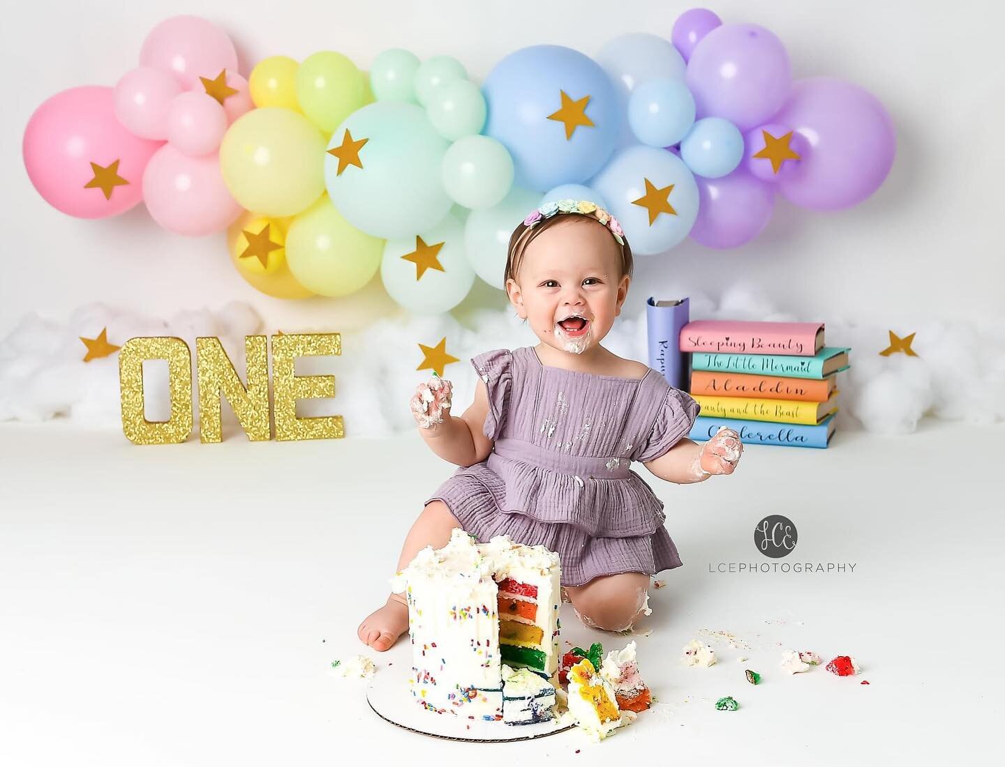 This was a fun one! Mama asked for a pastel rainbow balloon garland, fairy tale books and some hidden Mickey's. (For you Disney fans, you are in the know!) Can you find them?!?!
Happy birthday sweet A!
.
.
.
#disney #disneycakesmash #hiddenmickeys #l