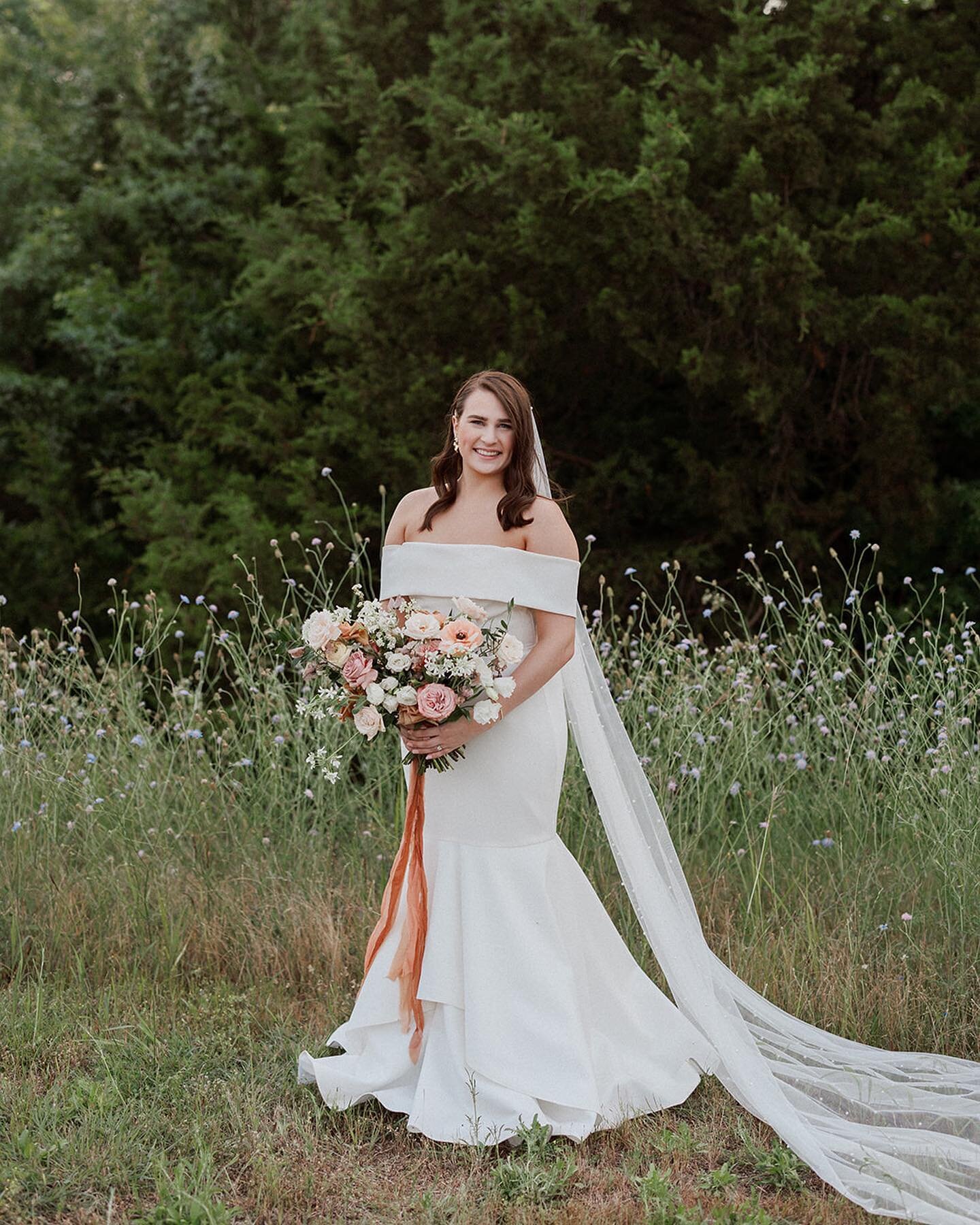 Beautiful Emily on her wedding day over Memorial Day Weekend. She was an absolute light to work with and her radiance shines through these images! Don&rsquo;t get me started on her eye for design, just peep that veil in the last picture ✨

Photograph