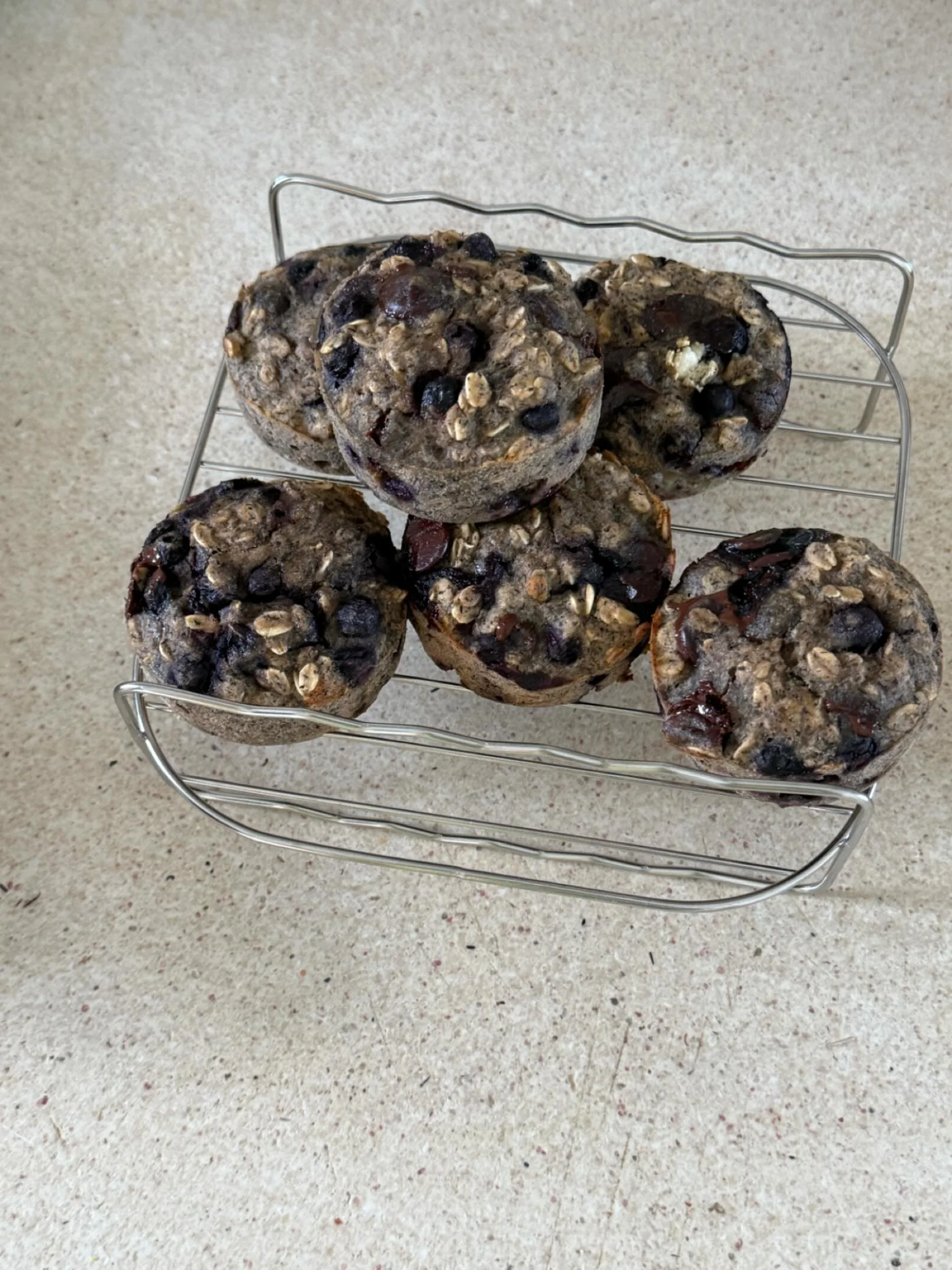 blue berry &amp; choc chips muffins GF DF 
Wet ingredients:
 - 2 ripe bananas, mashed
- 2 eggs room temp 
- 60ml maple syrup
- 40ml olive oil
- 1 teaspoon vanilla extract
Dry ingredients:
- 100g rolled oats
- 40g buckwheat flour
- 40g brown rice flou