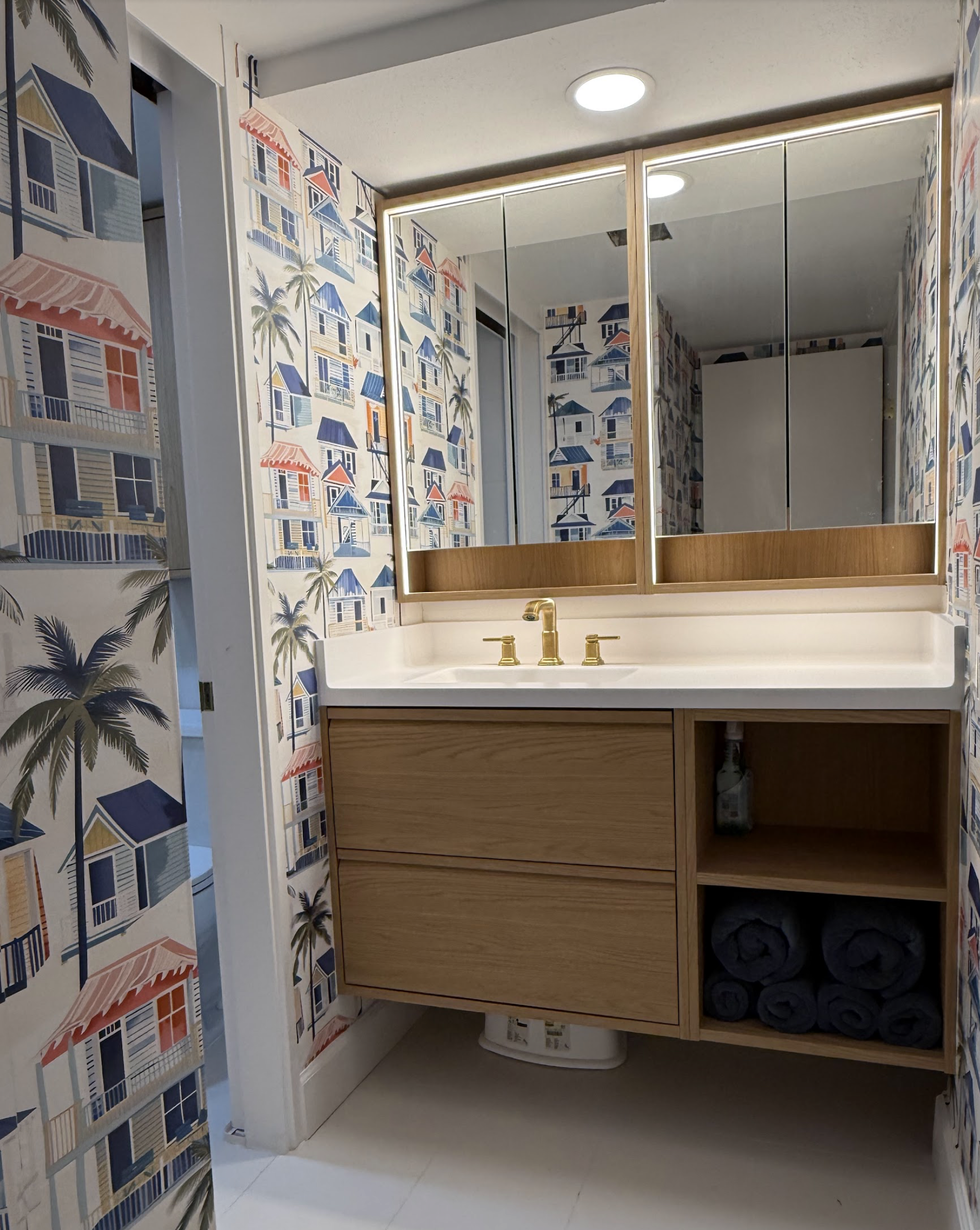 Bathroom vanity with a large mirro