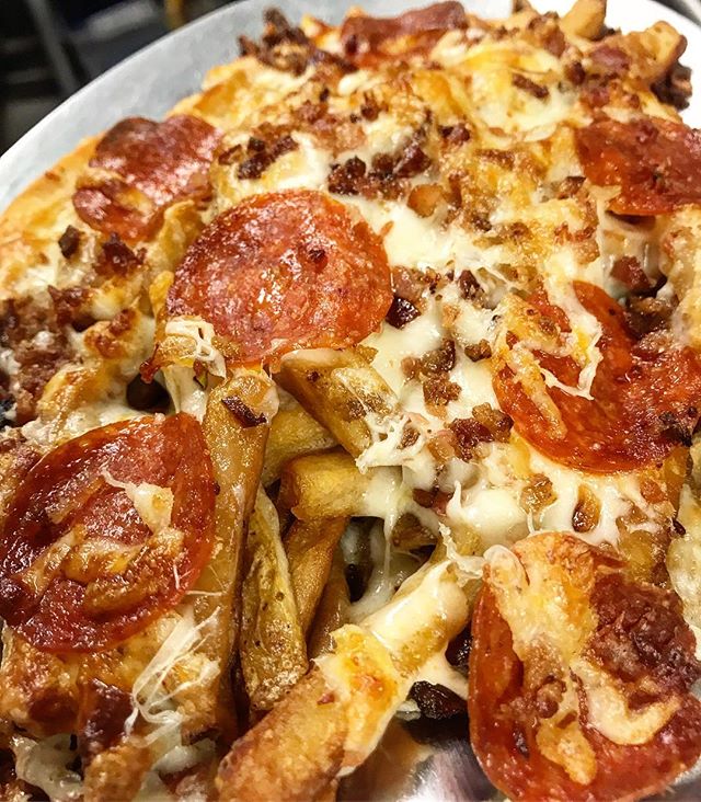 When you&rsquo;re left with extra fries on your plate, why not load them up!? Am I right?!
___________________________________________
Loaded #FrenchFries with Mozzarella Cheese, Sliced Pepperoni, and Bacon 🥓 🍟
.
.
.
.
.
.
.
.
.
.
.
.
.
#Fries #Fri