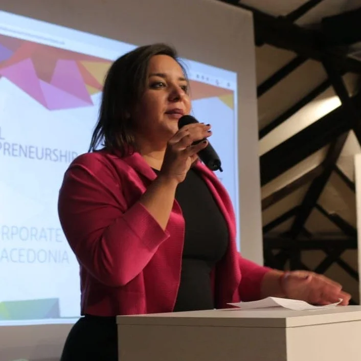 Nina Nikolikj