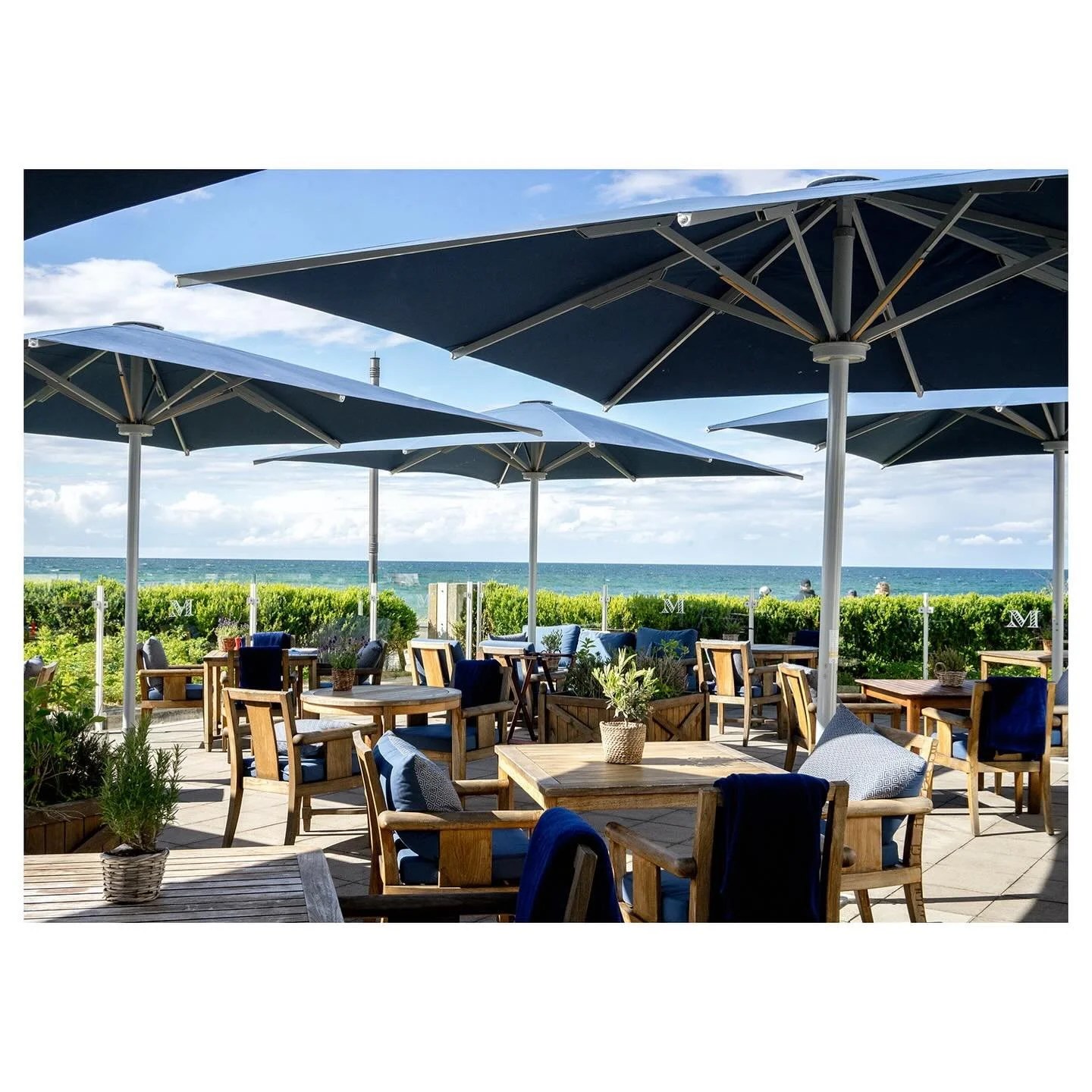 Willkommen auf unserer Sonnenterrasse – hier trifft italienische Lebensfreude auf die frische Brise der Ostsee. Perfekt für lange Sommerabende mit gutem Essen, kühlen Drinks und bester Aussicht. Wir freuen uns auf Ihren Besuch!
#medin