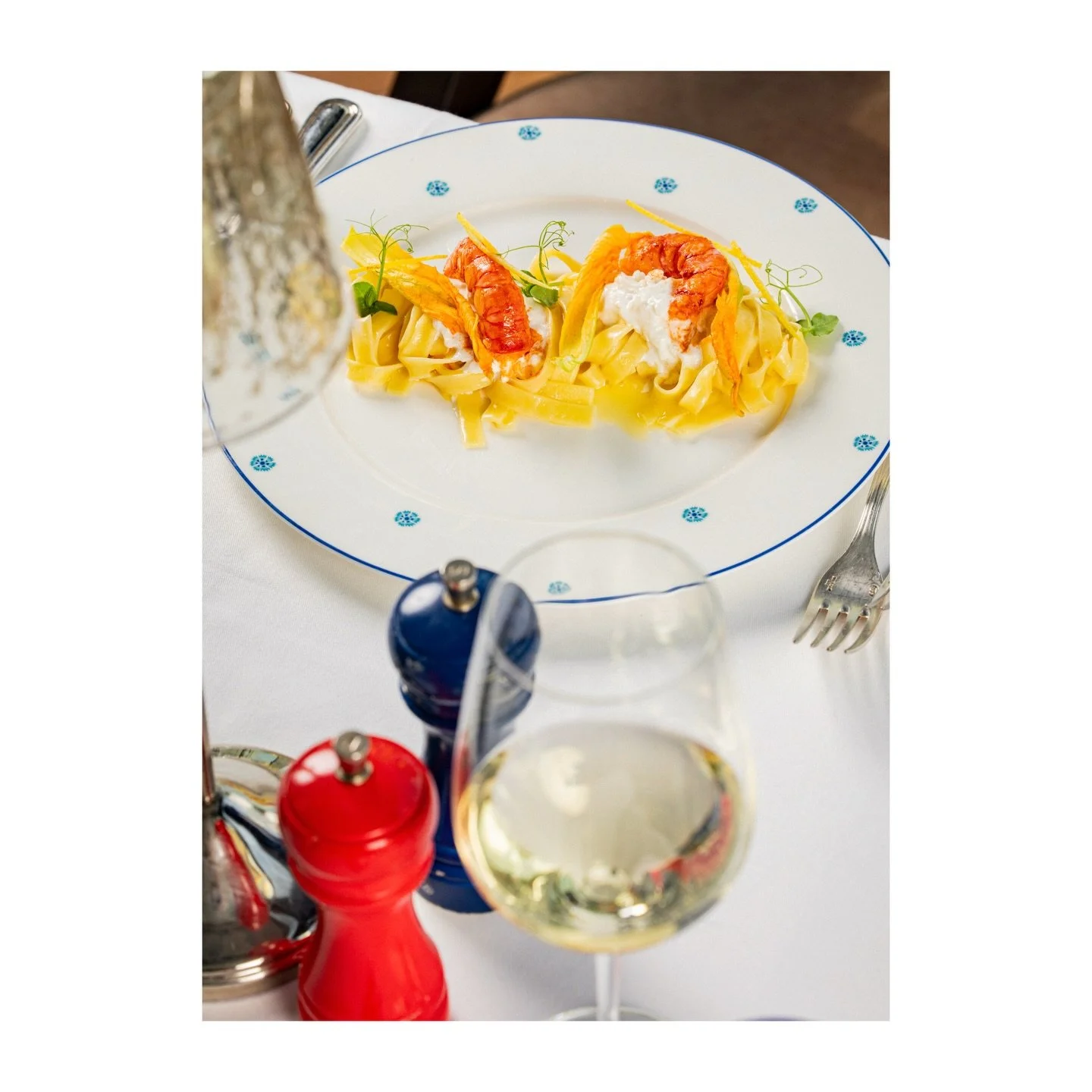 Schon einen Blick in unsere neue Fr&uuml;hlingskarte geworfen? Wie w&auml;re es mit Tagliatelle mit Zitrone, Burrata, Zucchinibl&uuml;ten und roten Garnelen? 
Wir freuen uns auf Ihren Besuch!
#medinisheiligendamm