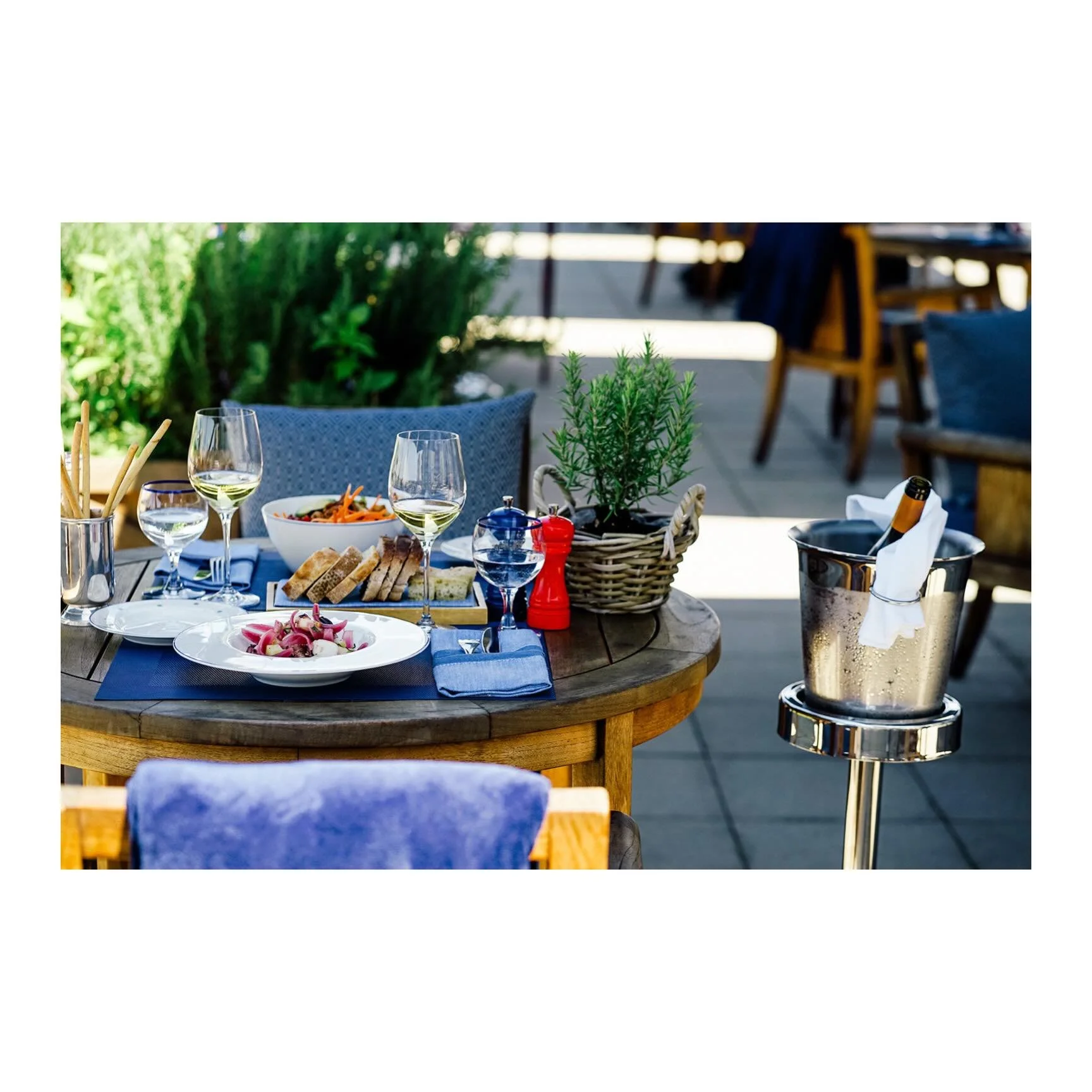 Unsere Terrasse ist bereit und Ihr Tisch wartet schon auf Sie.
Genie&szlig;en Sie italienische Klassiker und sommerliche Momente mit Blick auf die Ostsee im Medinis Heiligendamm.
#medinisheiligendamm