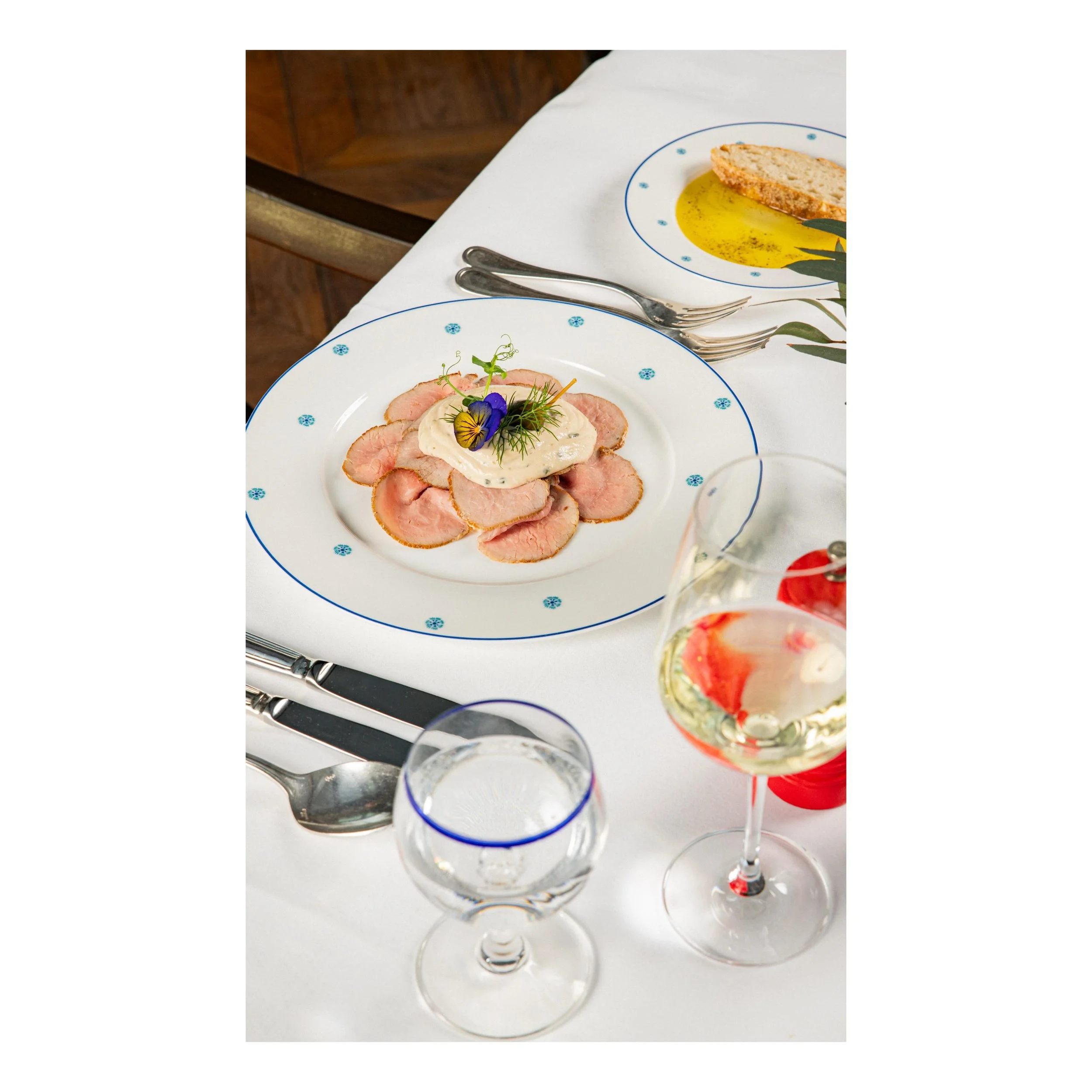 Zartes Kalbfleisch, cremige Thunfischsauce und feine Kapern: unser Vitello Tonnato ist ein Klassiker der italienischen K&uuml;che und der perfekte Start in einen genussvollen Abend im Medinis.
Wir freuen uns auf Ihren Besuch!
#medininsheiligendamm