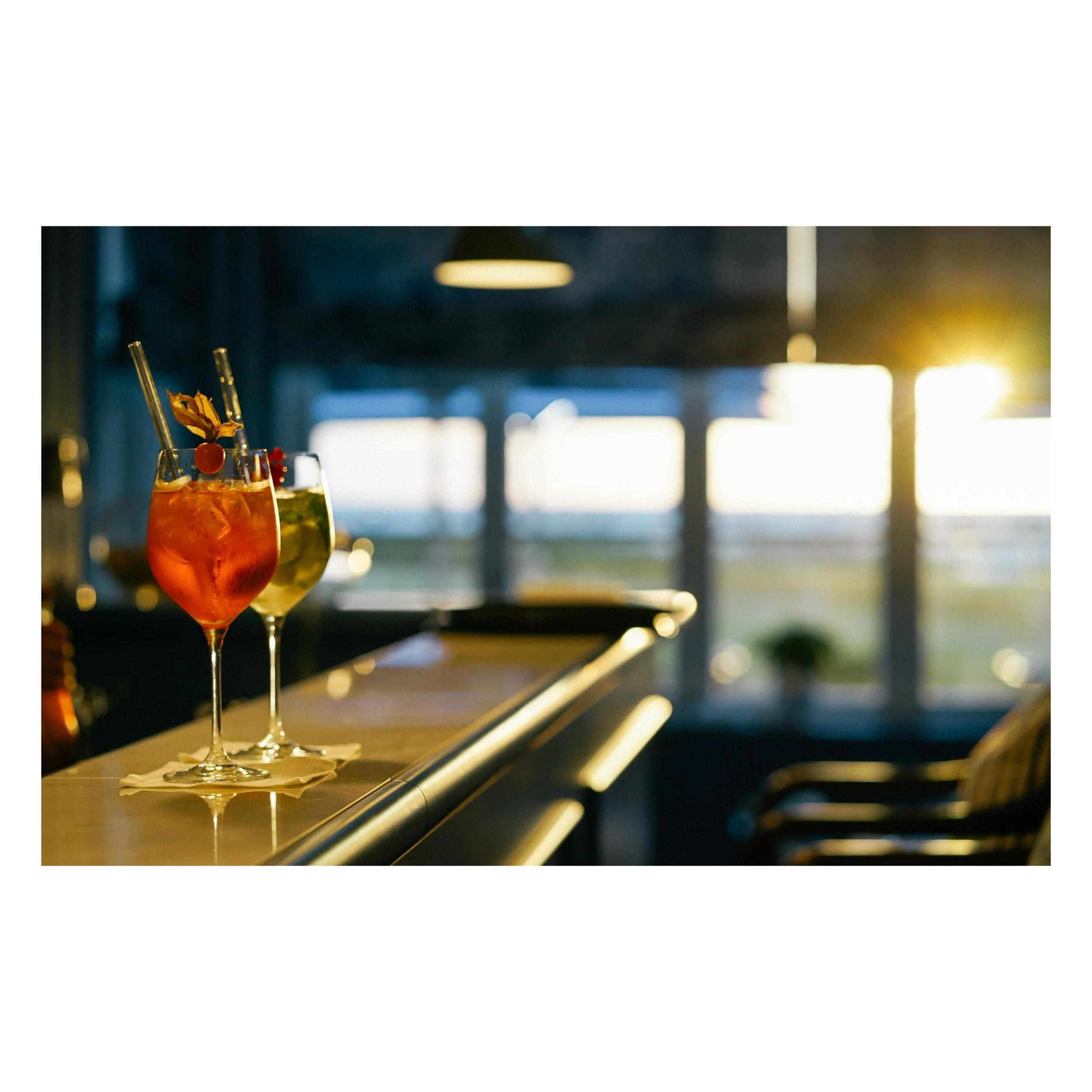 Genie&szlig;en Sie wundersch&ouml;ne Sonnenunterg&auml;nge bei uns und lassen Sie sich von unserem Bar-Team in stilvoller Atmosph&auml;re verw&ouml;hnen.
Wir freuen uns auf Sie!
#medinisheiligendamm