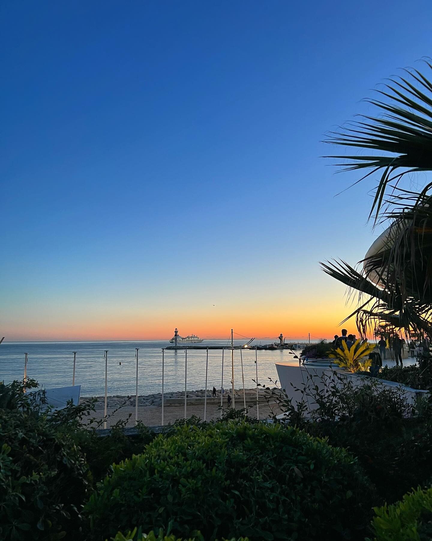 Brief moment of sunset reflection during ILTM Cannes last week 🌅 #CannesSunset #PalaisDesFestivals #ILTMCannes #FrenchRiviera #FrenchSunset #CannesSunset #Reflection @iltm_events