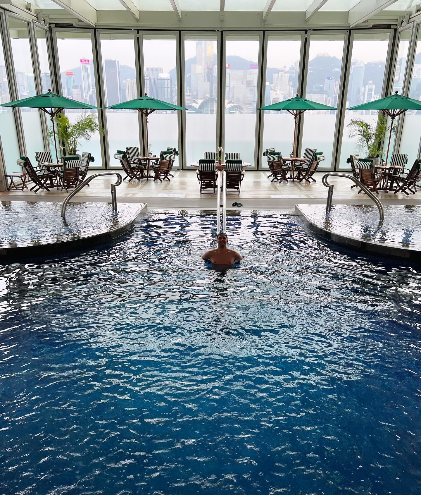 Pool time at @peninsulahongkong 💦 
#PenMoments #PoolLife #PeninsulaHongKong #PeninsulaHotels #HongKongPool #HongKongView #LuxuryTravel #PoolWithAView #HongKong