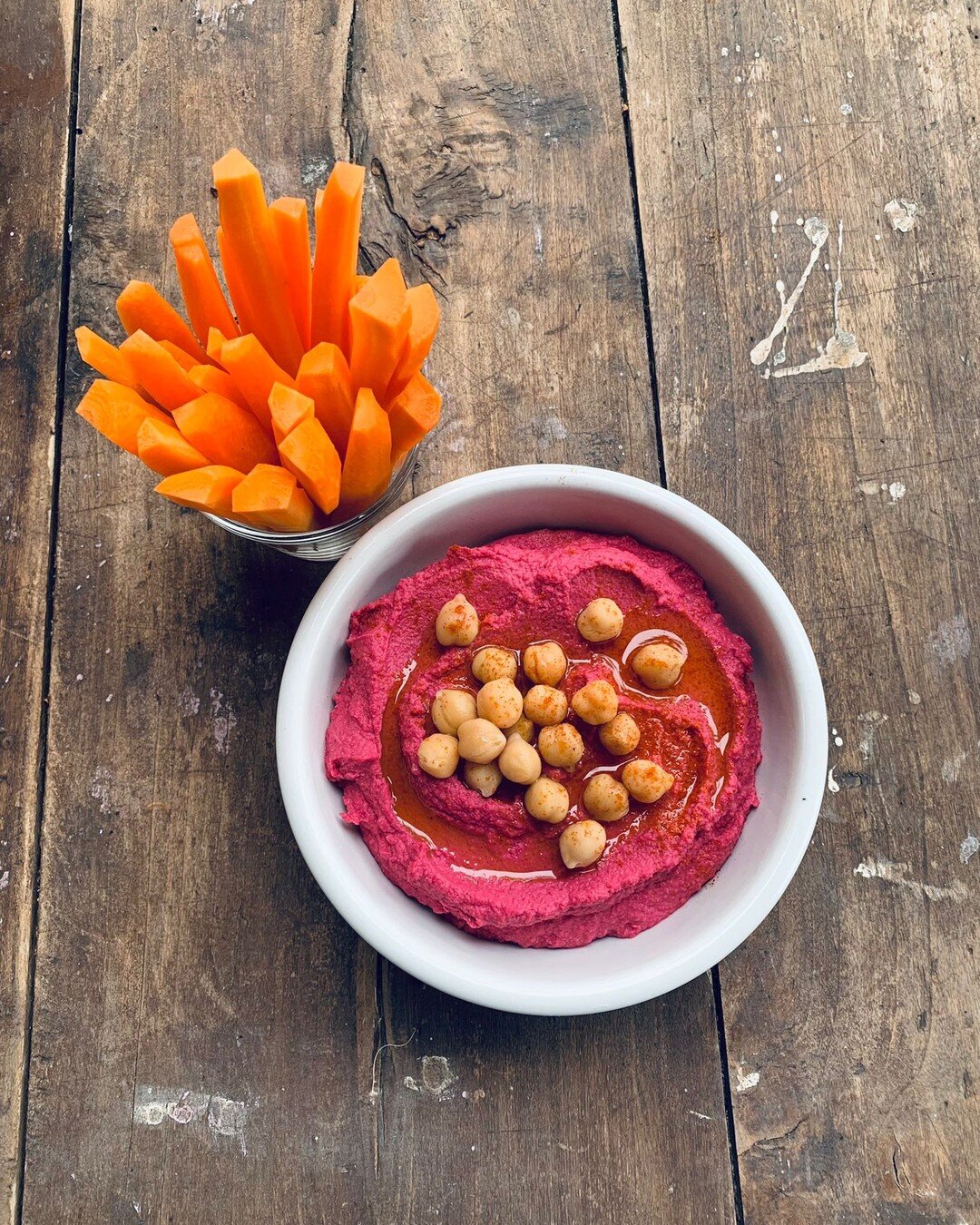 Iniziamo la settimana con un hummus d'effetto, perfetto per stupire tutti con una ricetta veloce, coloratissima e deliziosa!

Gli ingredienti che servono sono: 
✔ 240 gr di ceci gi&agrave; cotti
✔ succo di un limone
✔ 1 cucchiaio di salsa Tahini
✔ un