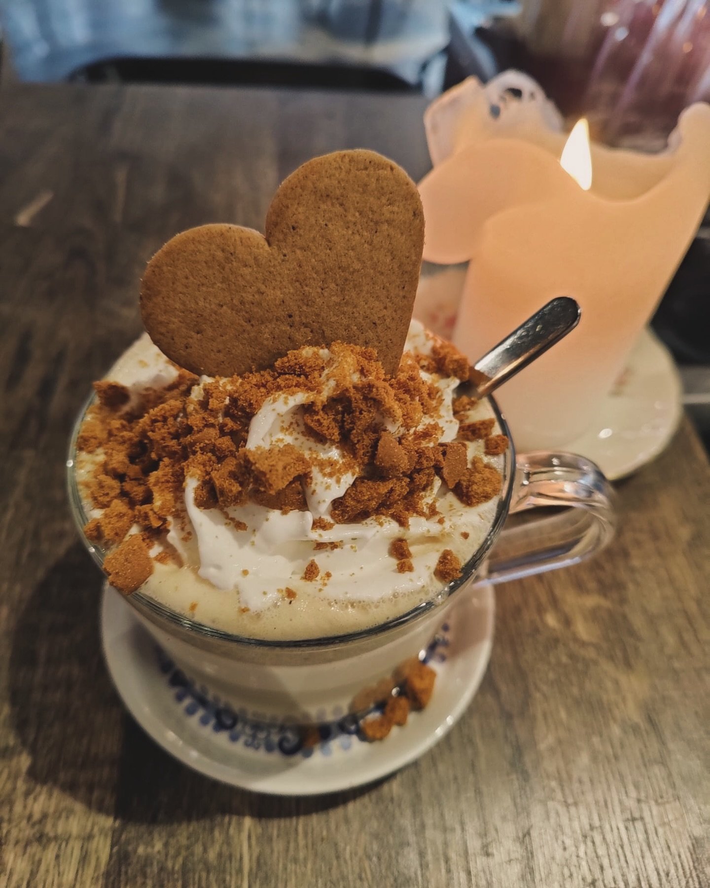 Pirarkakkulattet &amp; kaakaot on taas t&auml;&auml;ll&auml;! ☕️🤎🎄

#caffelocale #kahvilapori