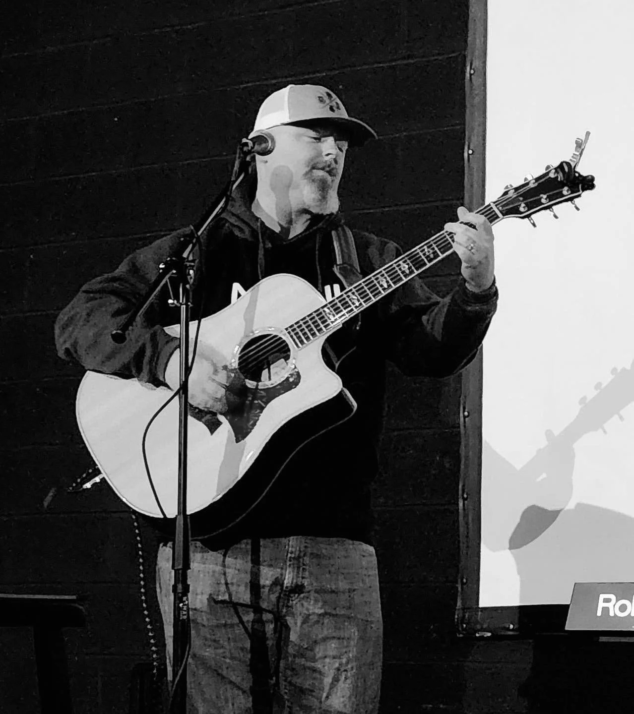 Live Music - Rob Hoey