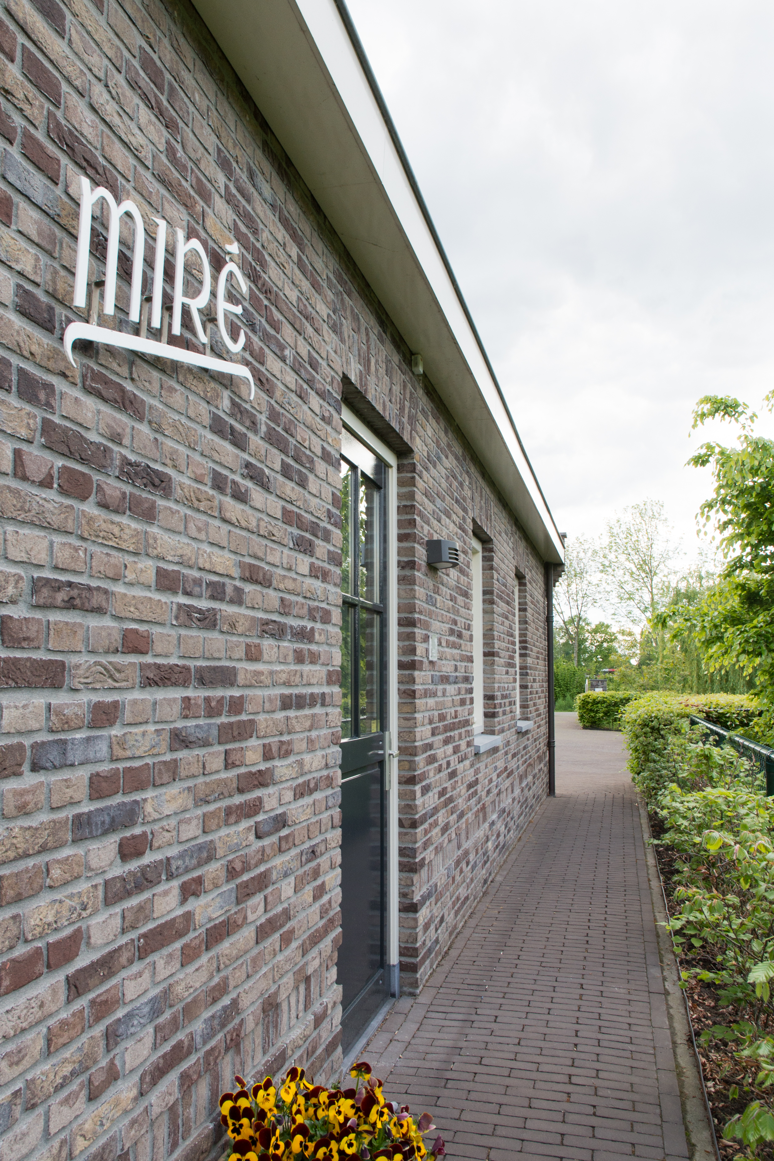 SALON MIRE Lierop buiten 05.jpg