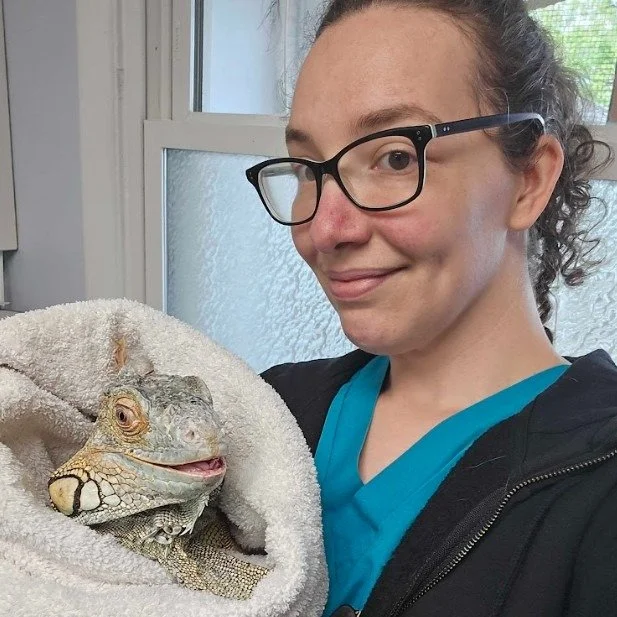 Thursday brings us another technician to introduce! Meet Casey! 🌟
Please take a moment to thank her in the comments for everything she does for our patients and our team! ❤
➡Favorite part of the job: So many things. I love my team, I love the variet