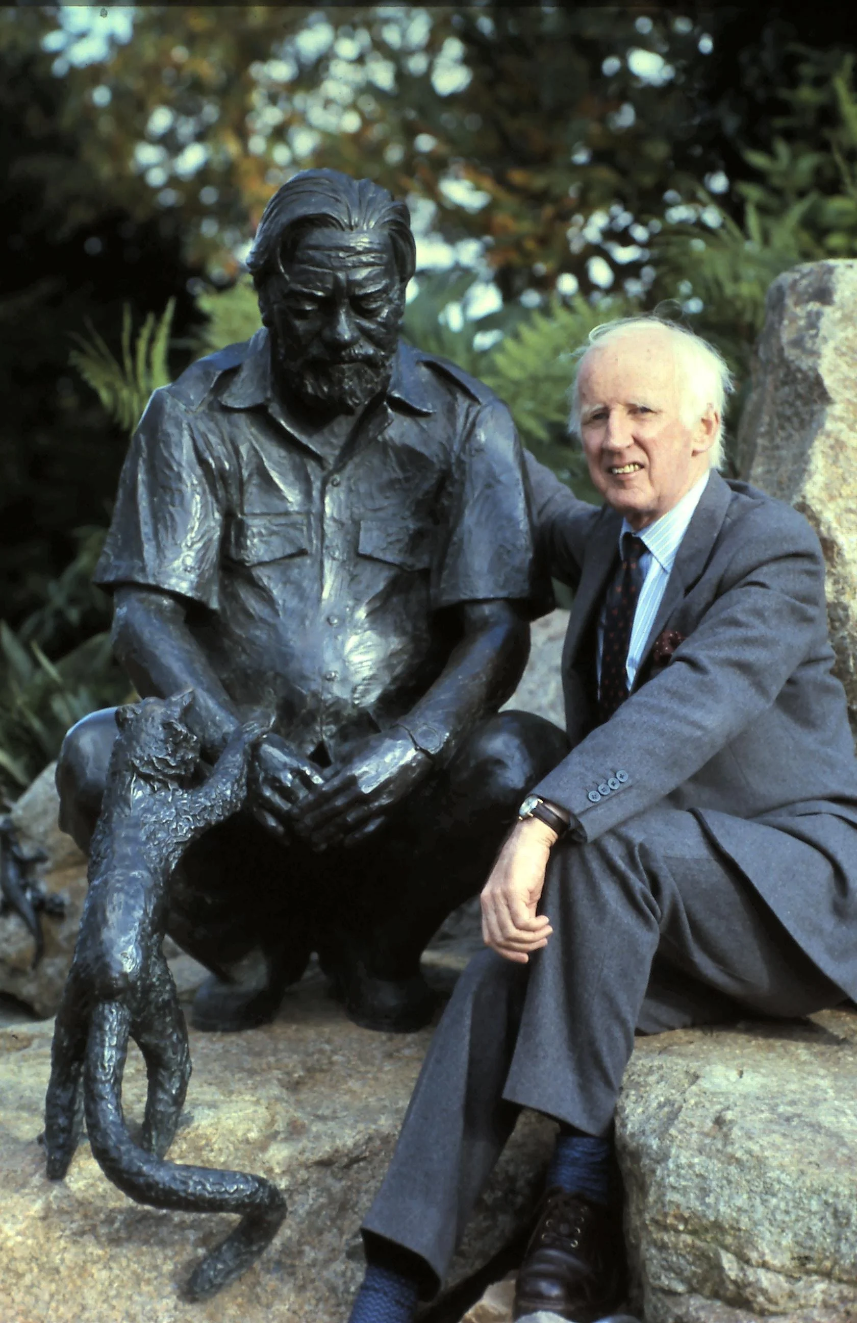MALLINSON Jeremy with Geald Durrell statue.jpg