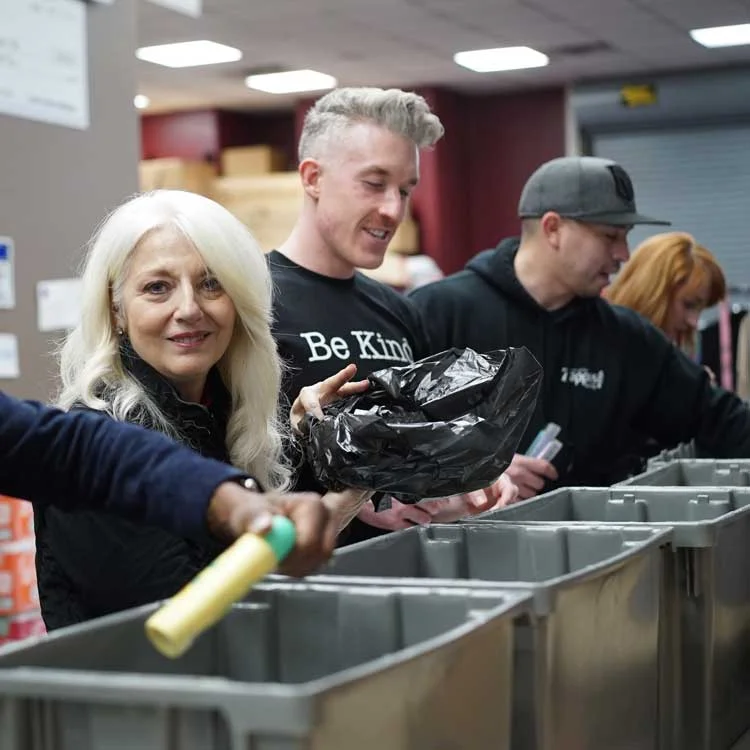 xocial_be-kind-group-volunteering.jpg