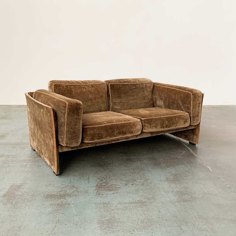 Brown sofa Frontal .jpg