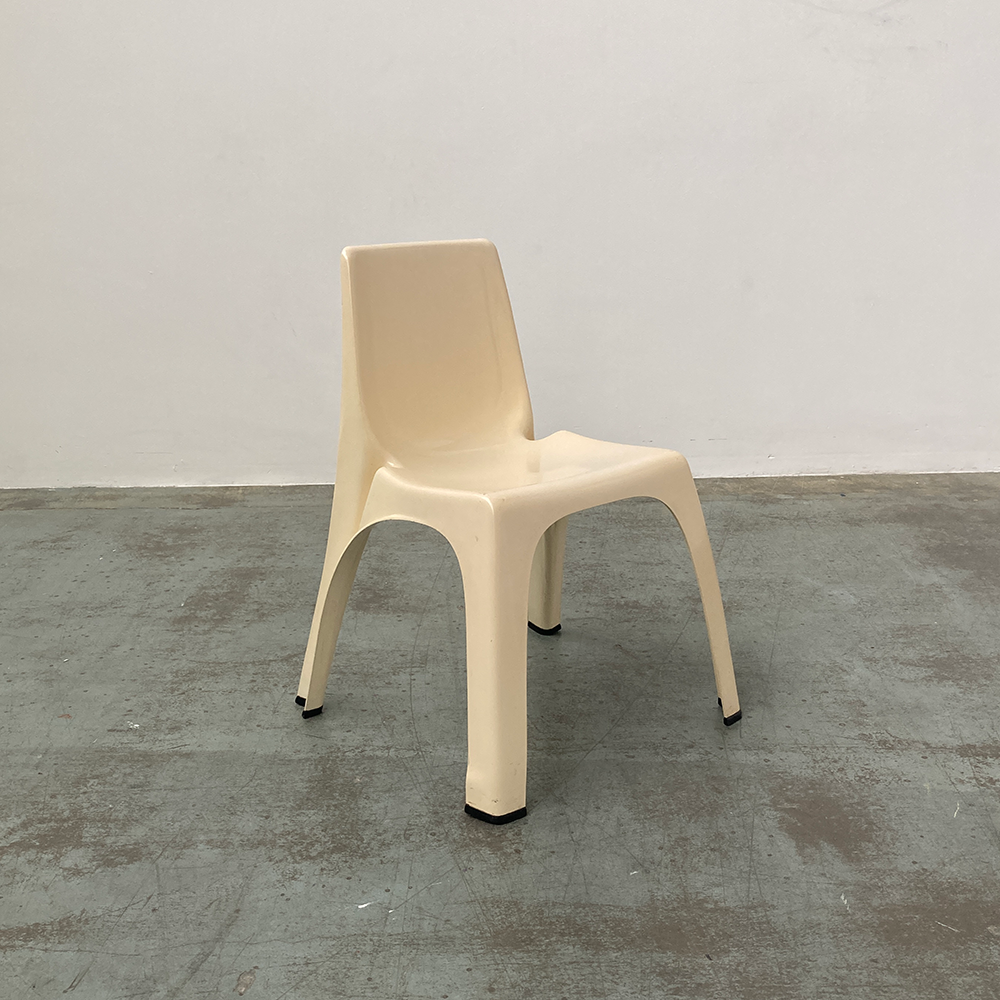 Cream chair 2 x side .png