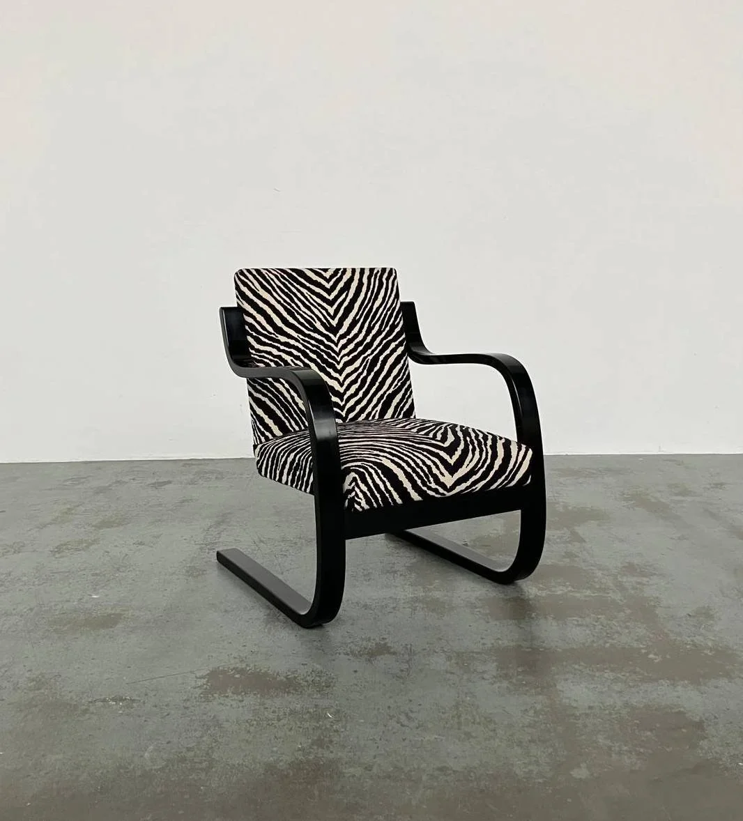Alvar+Aalto+34_402+lounge+chair.webp