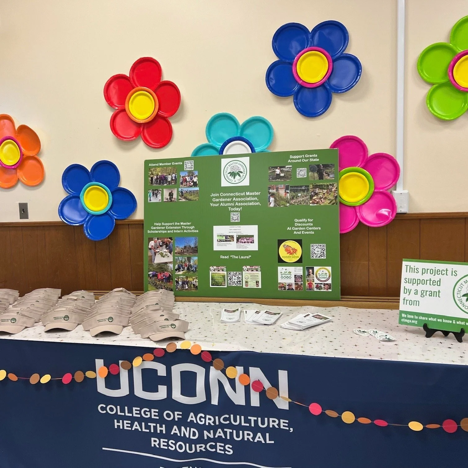 The Middlesex Extension Master Gardener Graduation (10/21/25) was a wonderful success! ๐๐ฟ
Congratulations to all our new MGs — what an exuberant evening of celebration and connection. ๐
#MasterGardeners #MiddlesexCounty #Graduation2025 #UCon