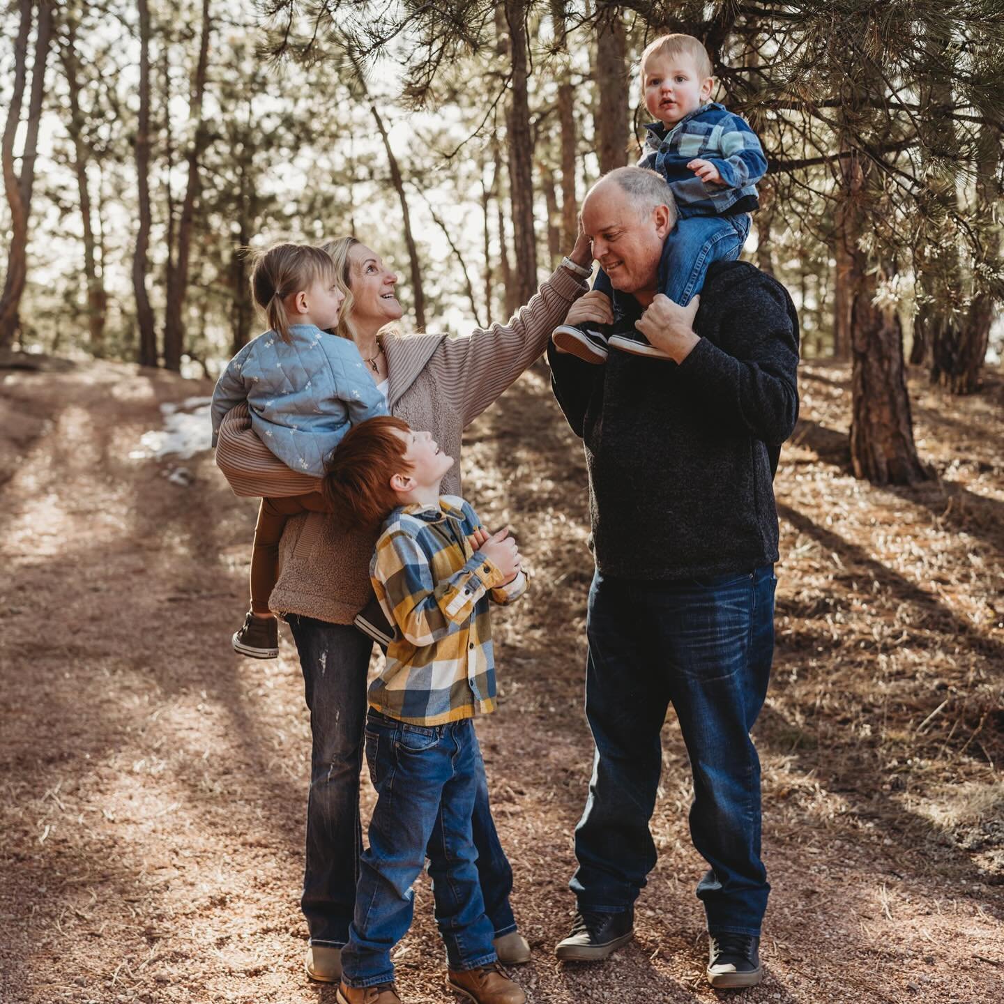 Imagine this&hellip; Grandma and Grandpa take the grandkids for the morning and go on a nature walk. And I just happen to hang around and capture the fun! 🌲 

#coloradospringsfamilyphotographer
#exploringcoloradosprings 
#letthembelittle