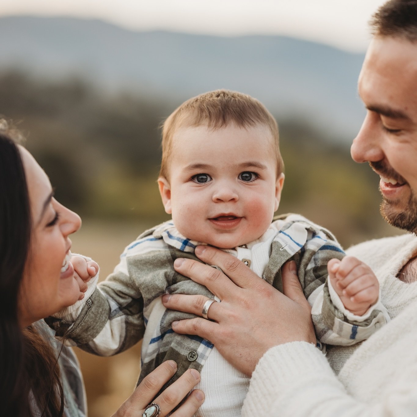 Reminiscing on warm summer sessions&hellip; currently we&rsquo;re covered in snow here in Colorado Springs!
.
.
#coloradospringsfamilyphotographer 
#coloradospringsnewbornphotographer 
#coloradospringslifestylephotographer