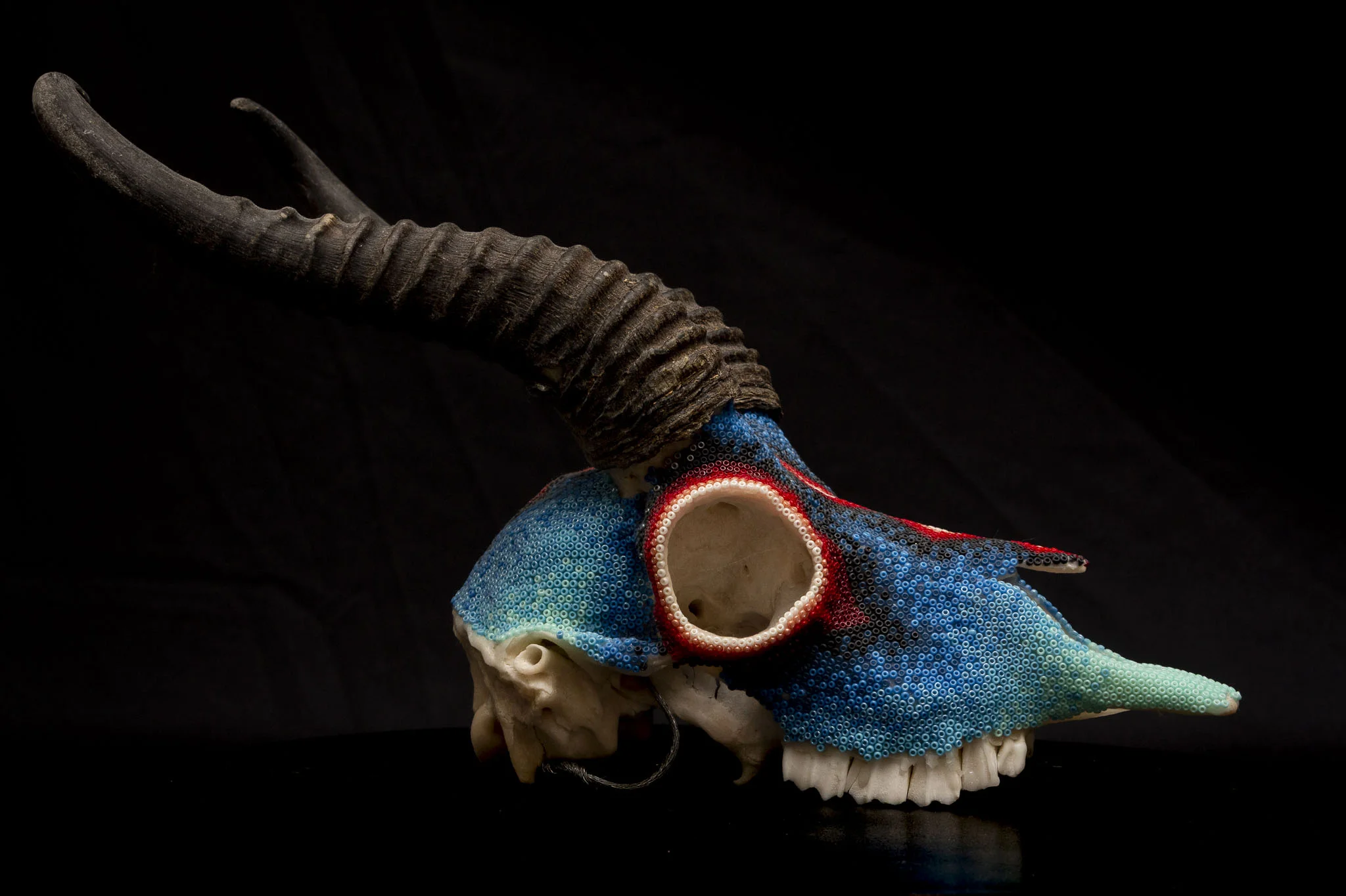  Randomized 6-color blue gradient emanates from the red diamonds 