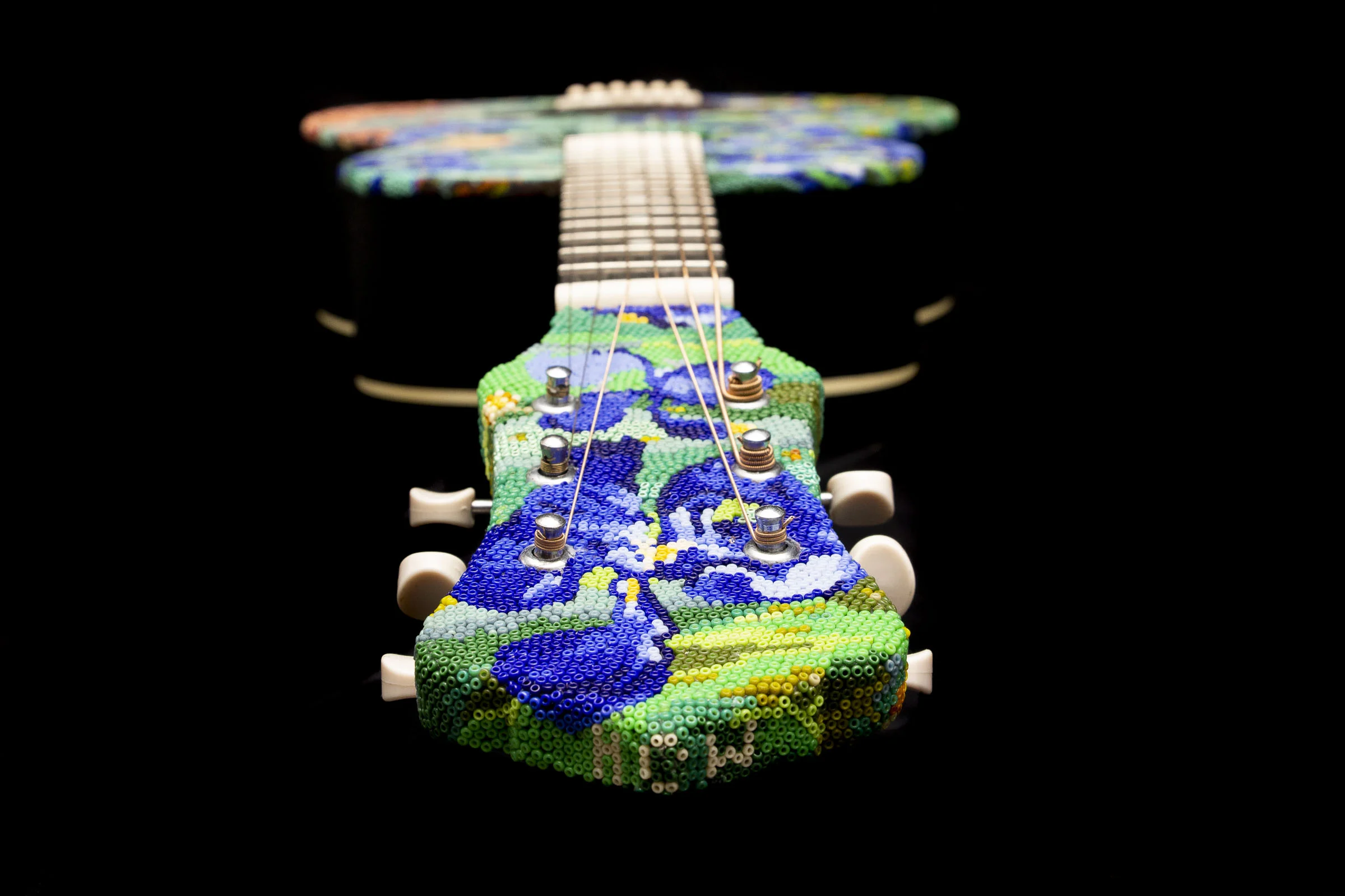  Beaded ‘HCW’ on the top of the headstock. 