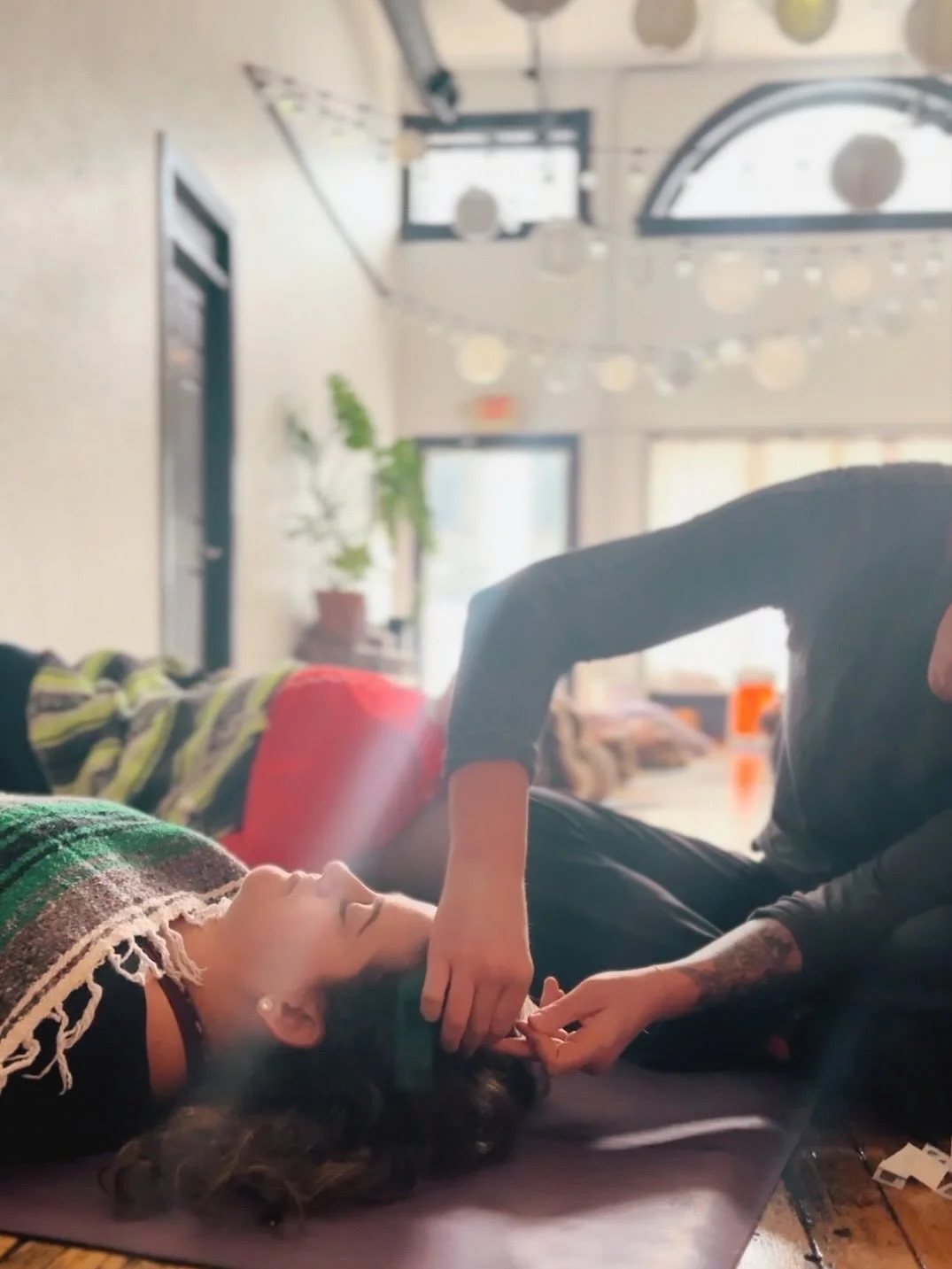 The most lovely morning at our &ldquo;Sacred Pause&rdquo; session with the best of the best: sound healing by @sous_lalune55 and acupuncture by @solstice.acupuncture 

Because even when we are physically still&hellip; we are rarely resting our minds 