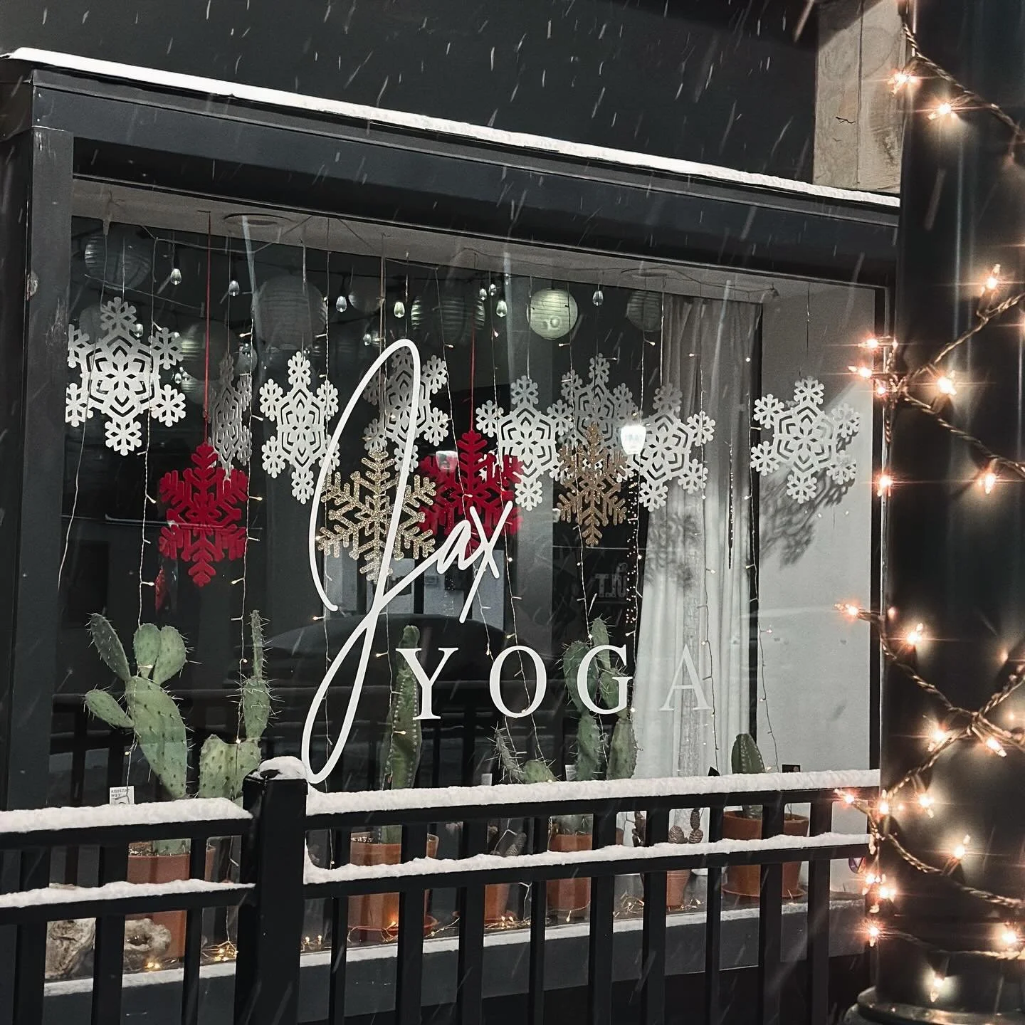 Cold out there, warm in here. 

9am with Gabby and 12:15 with Jenn are still on. Come warm your bones and your heart ❤️ 

Thanks for the pretty pic @air_inn_brown