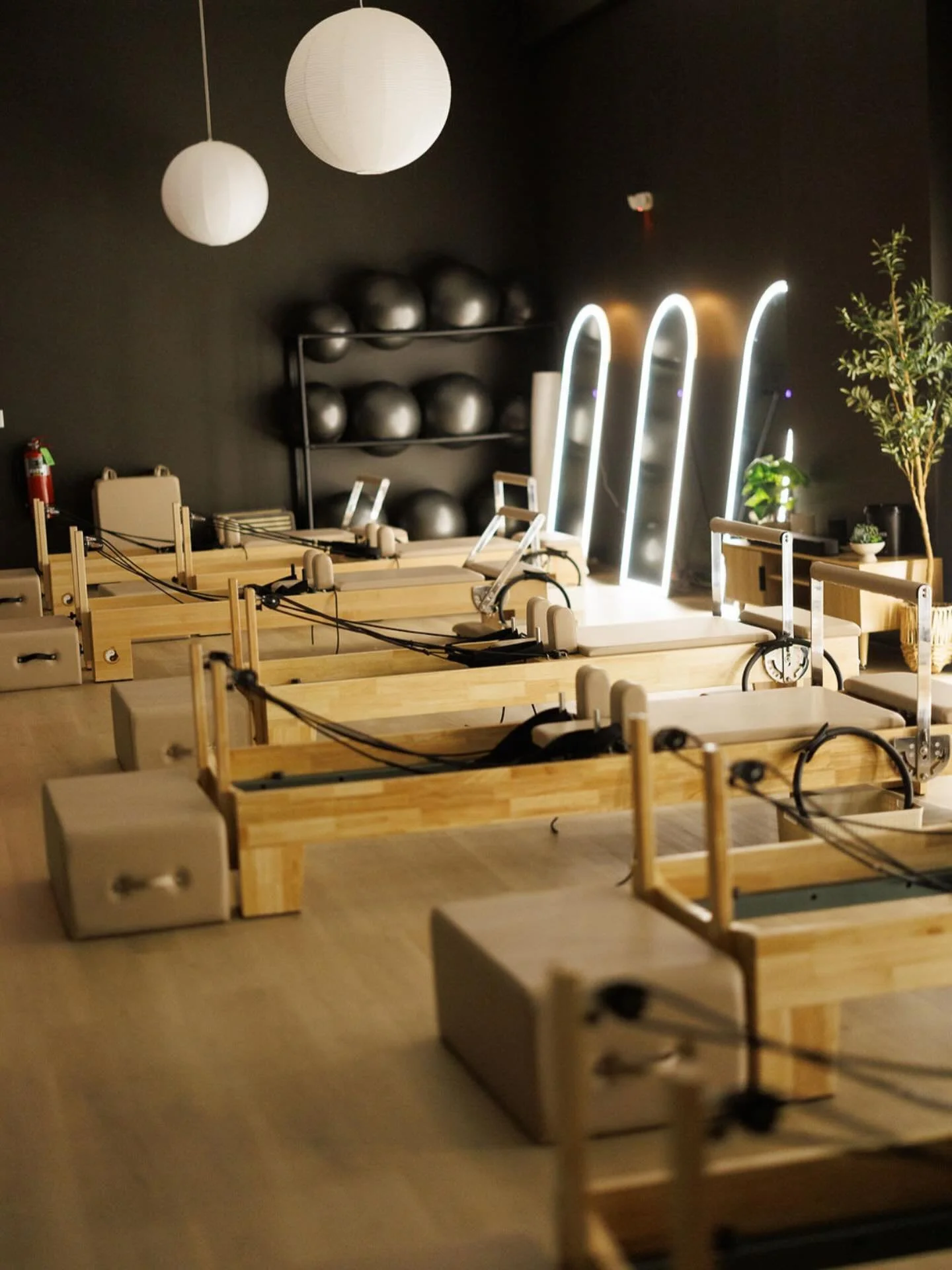 PSSSSST! 

Saturday 7 AM reformer one is officially on the schedule permanently. 🥳🎉👏🙌🏻 Starting tomorrow! Go book your spots. Starting in May, the 9:30 AM reformer class on Saturdays will be a reformer 2. If we add one more Saturday class, which