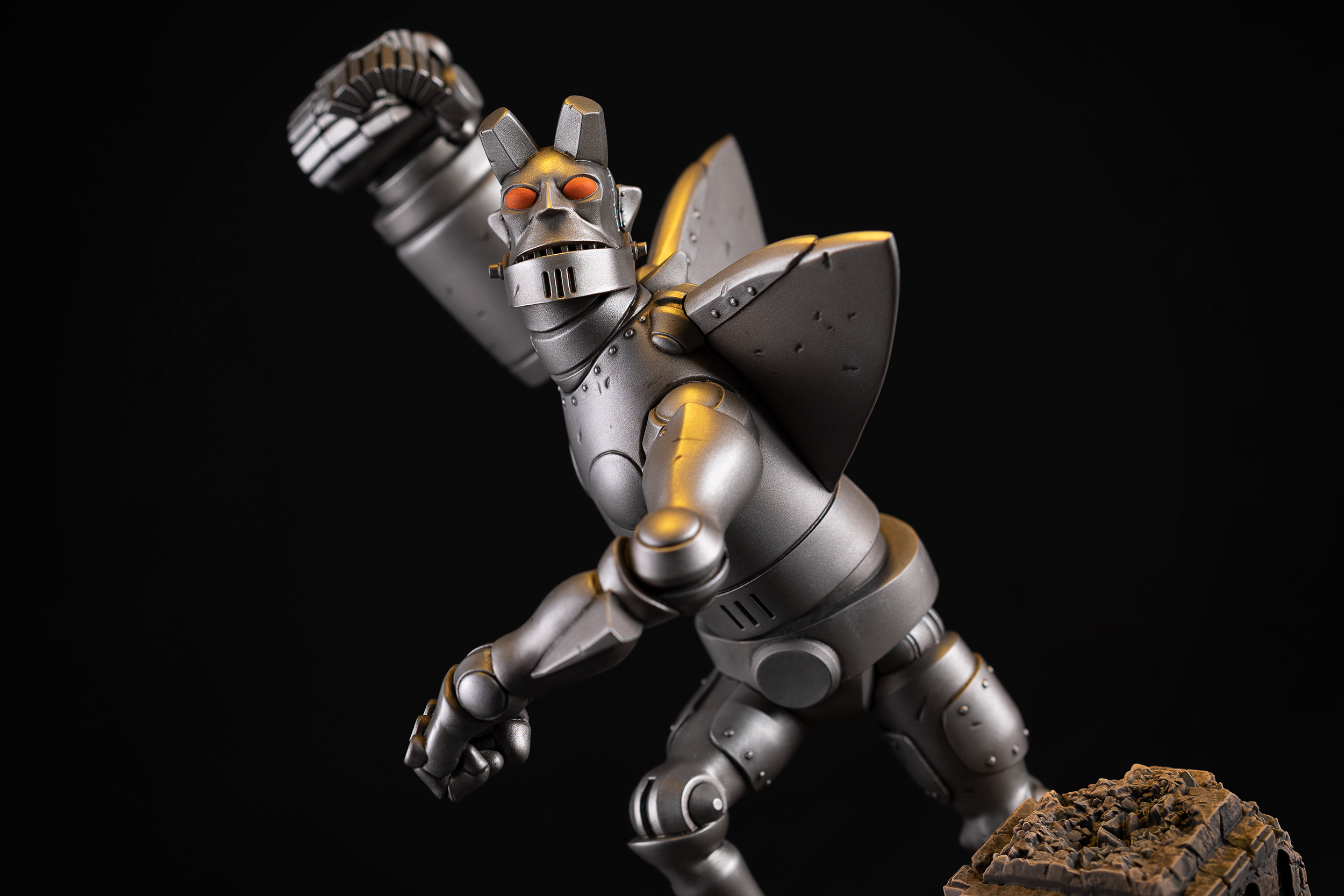 HBY_STATUE_GIANT_ROBOT_HELLBOY_DHD_PHOTO_10.png