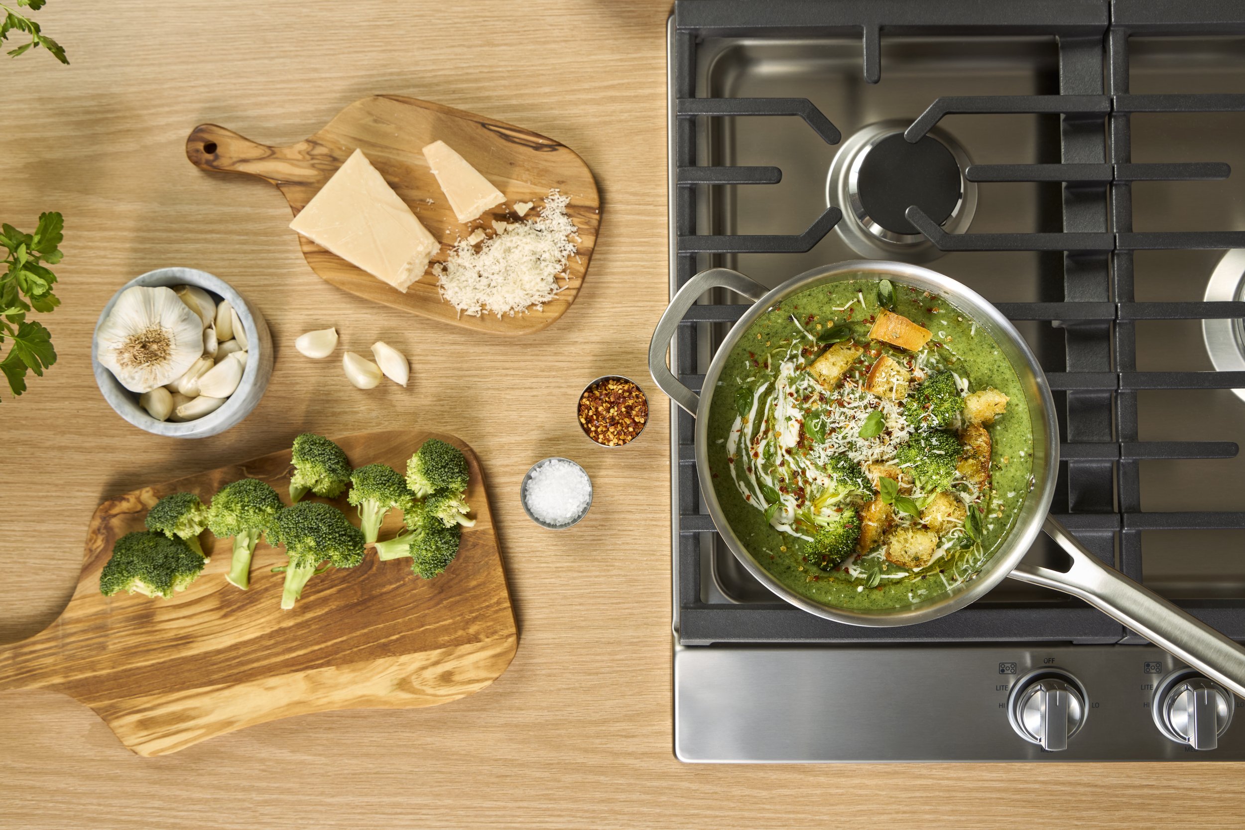FODL0008_Calphalon_SS_Lifestyle_3_5_qt_sauce_overhead_stovetop_0294 v1.jpg