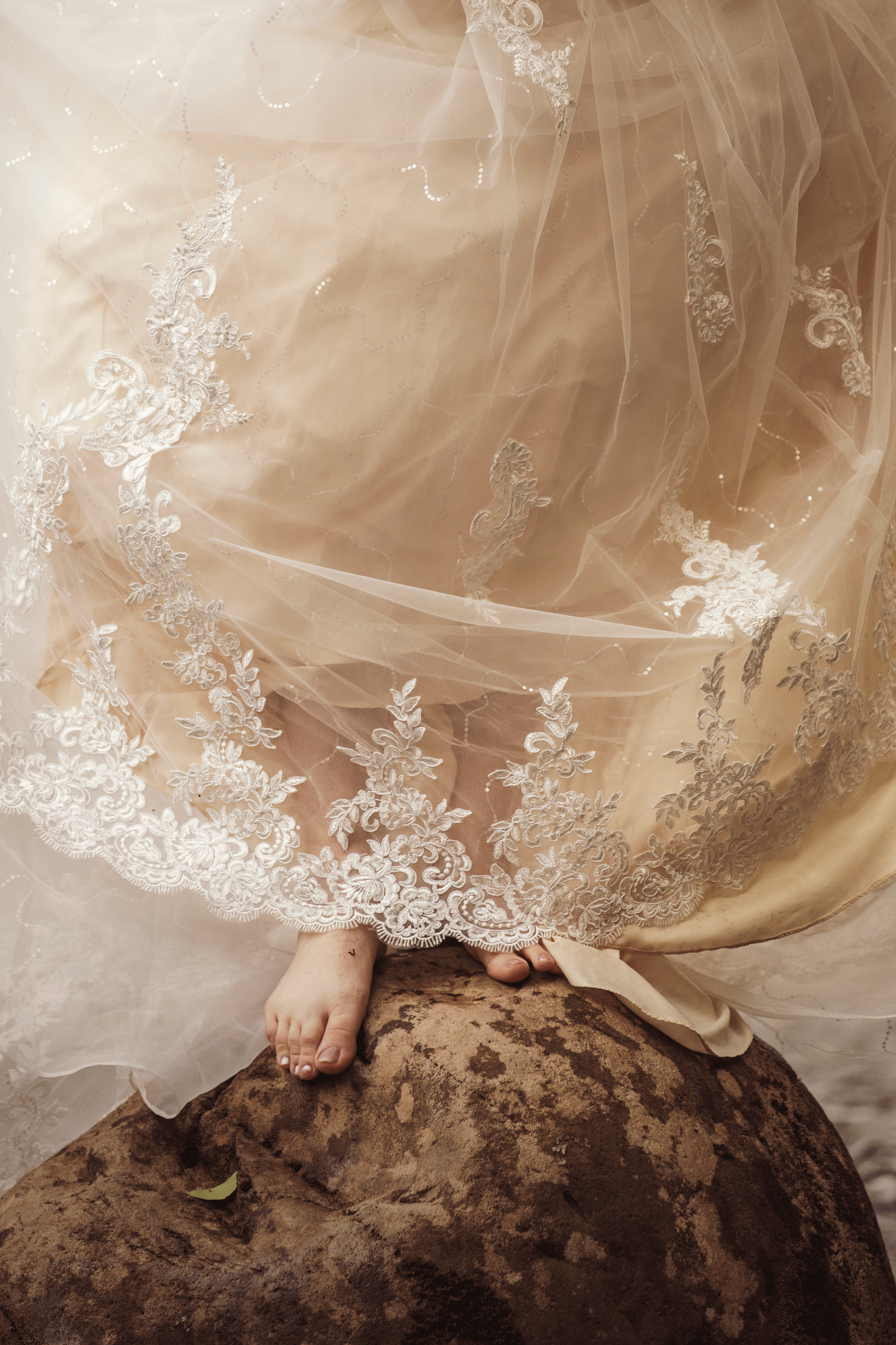 smoky-moountain-barefoot-bride-wedding-picture.gif