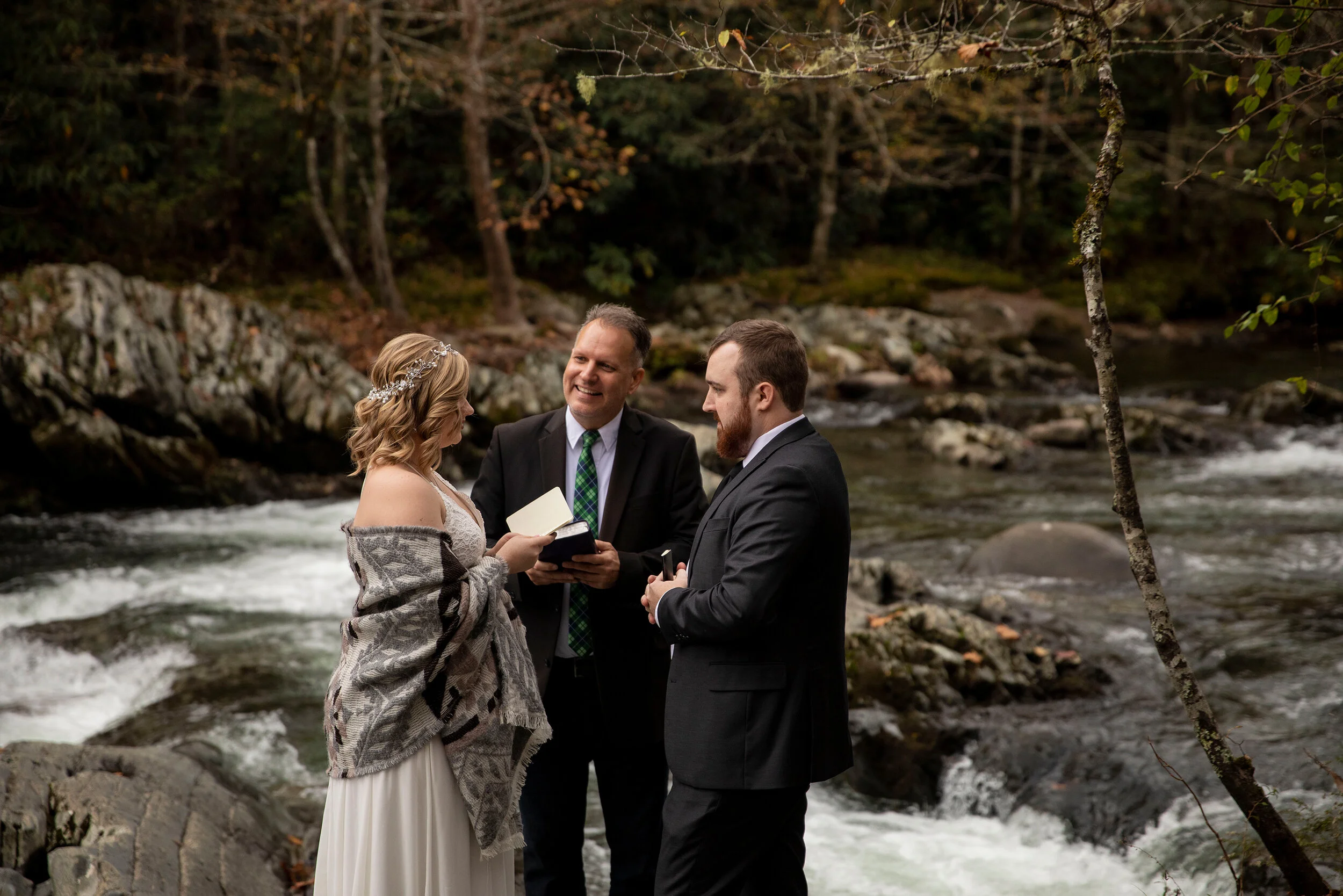 gatlinburg-tn-wedding-photographer-river-ceremony.jpg