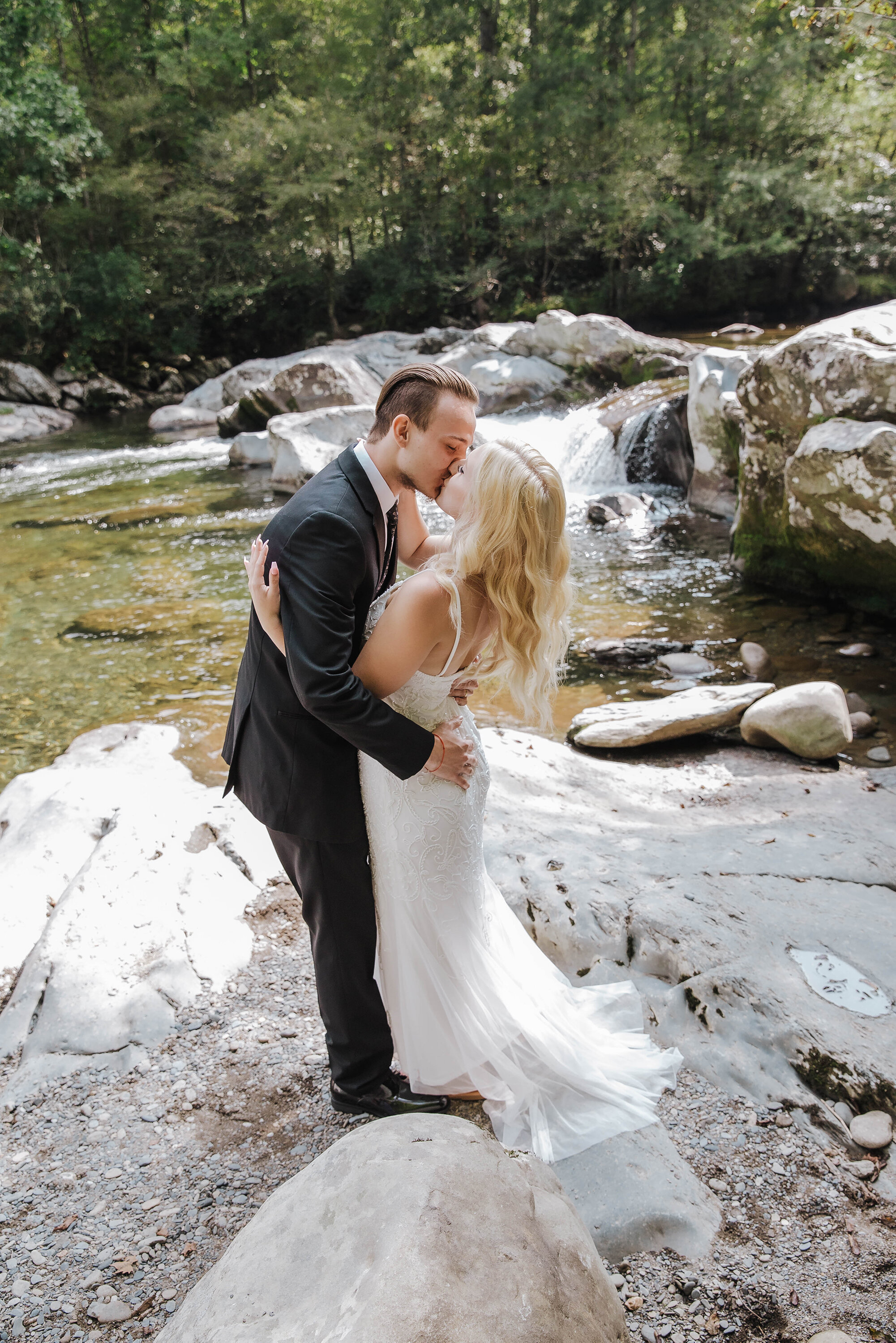 greenbrier-elopement-smoky-mountain-wedding-first-kiss.jpg