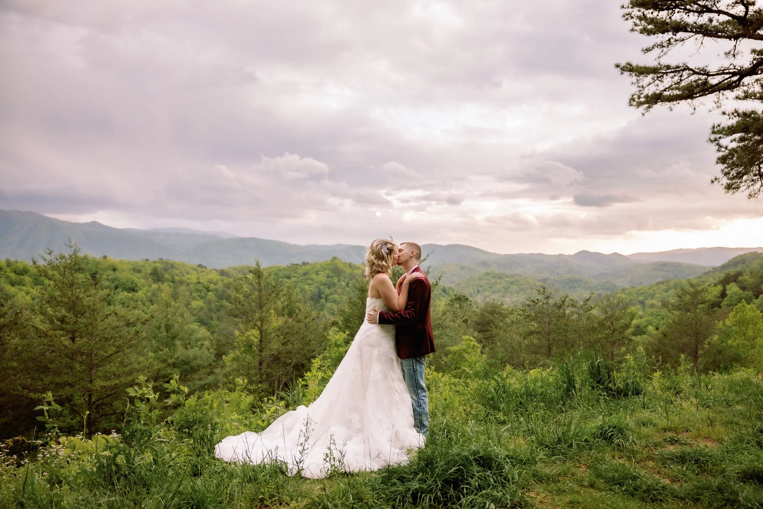 foothills-parkway-elopement-couples-portrait-kissing.jpg