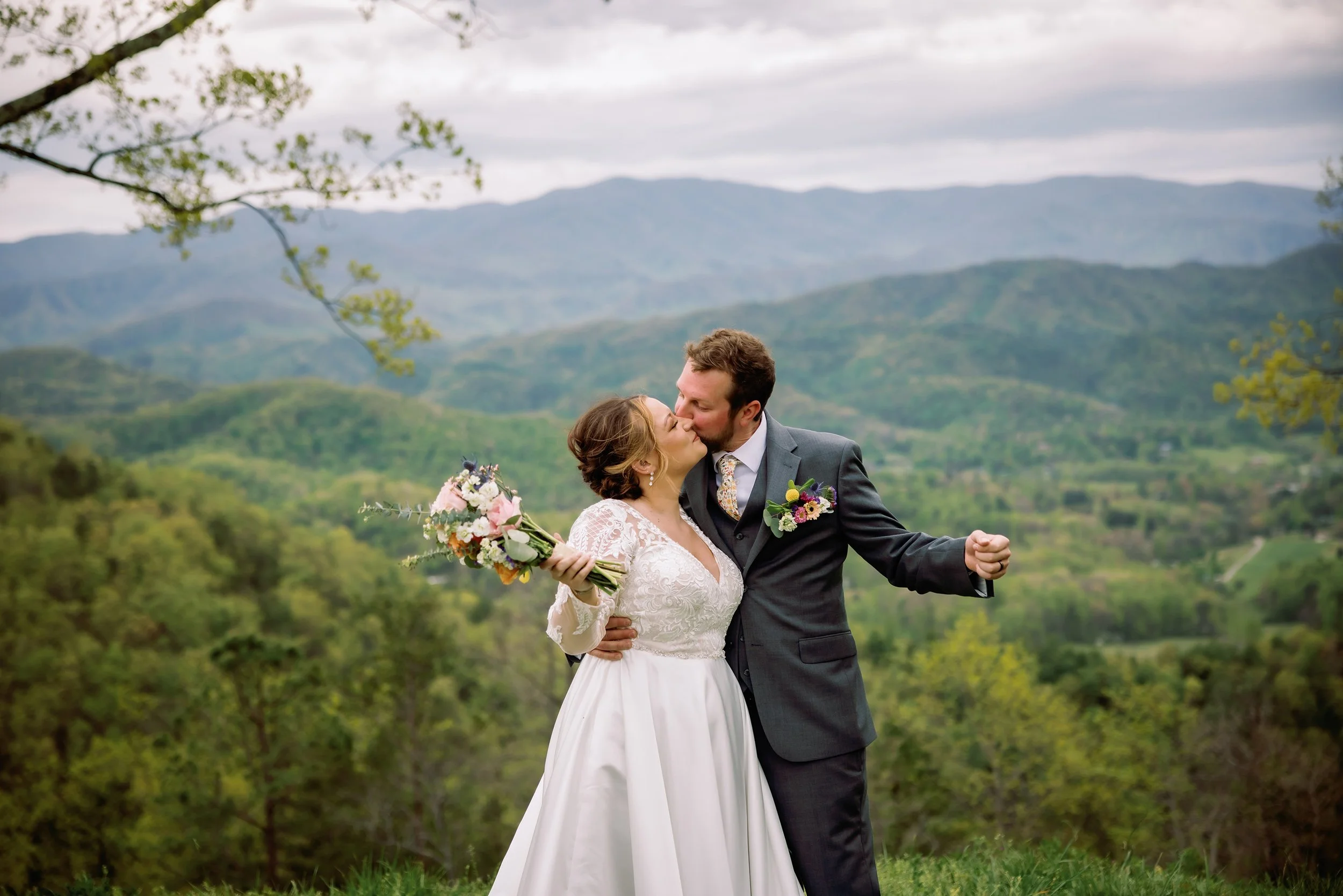 foothills-parkway0-effortless-elopements-bride-and-groom-kissing.jpg